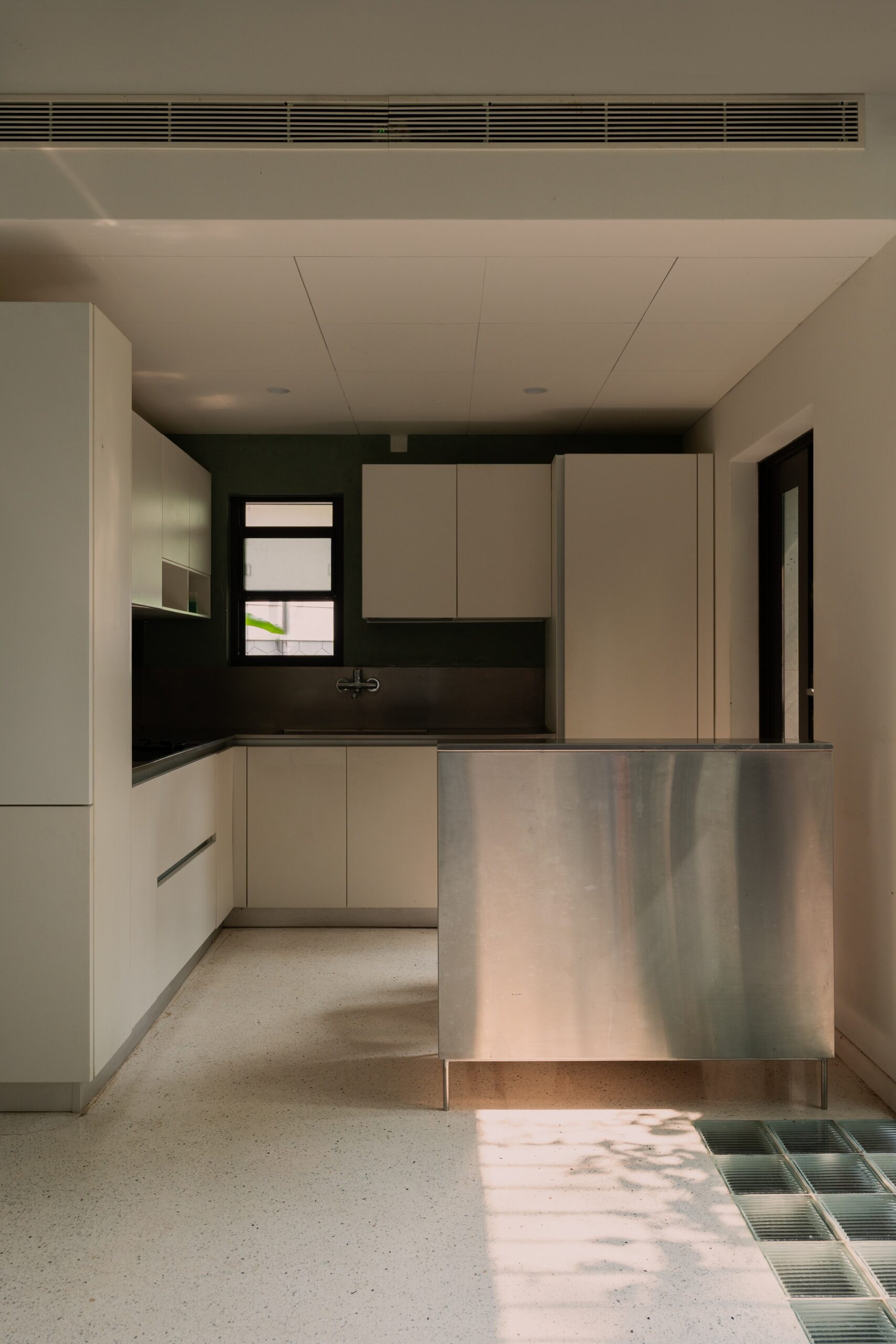 SOHO Work + Living / SOHO Architects: компактный проект в Керале с акцентом на приватность и климат