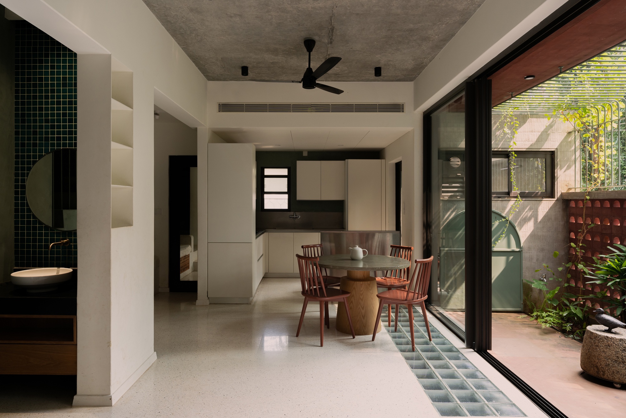 SOHO Work + Living / SOHO Architects: компактный проект в Керале с акцентом на приватность и климат