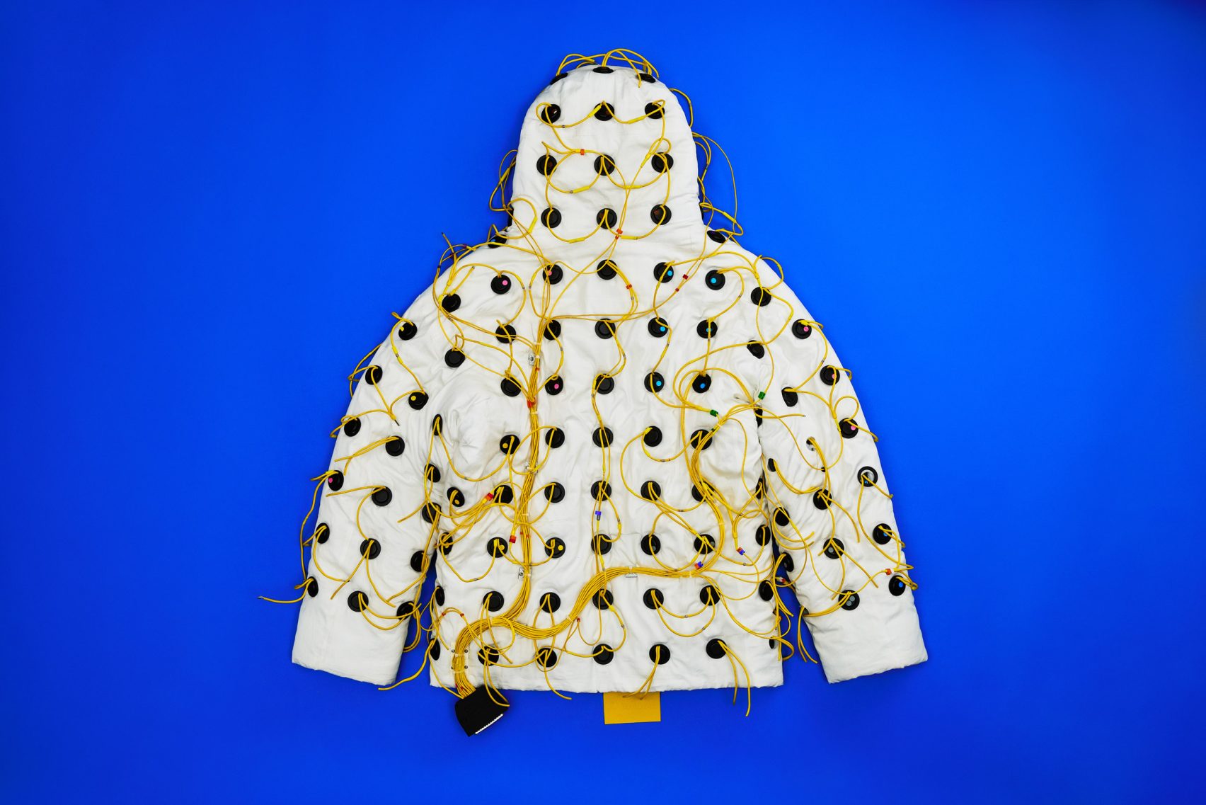 Vollebak представил прототип куртки Sonic Jacket с 180 динамиками, обращёнными внутрь