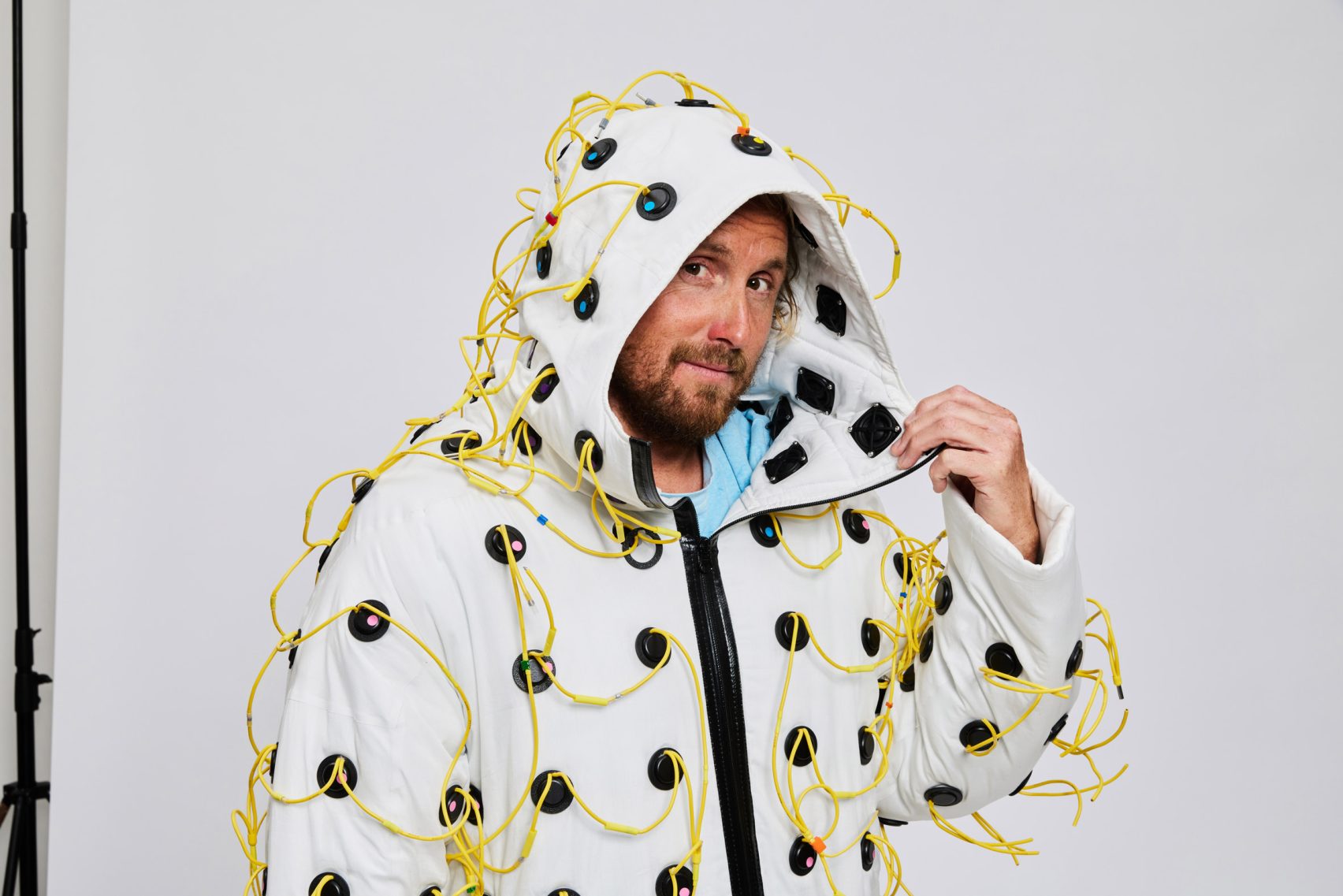 Vollebak представил прототип куртки Sonic Jacket с 180 динамиками, обращёнными внутрь