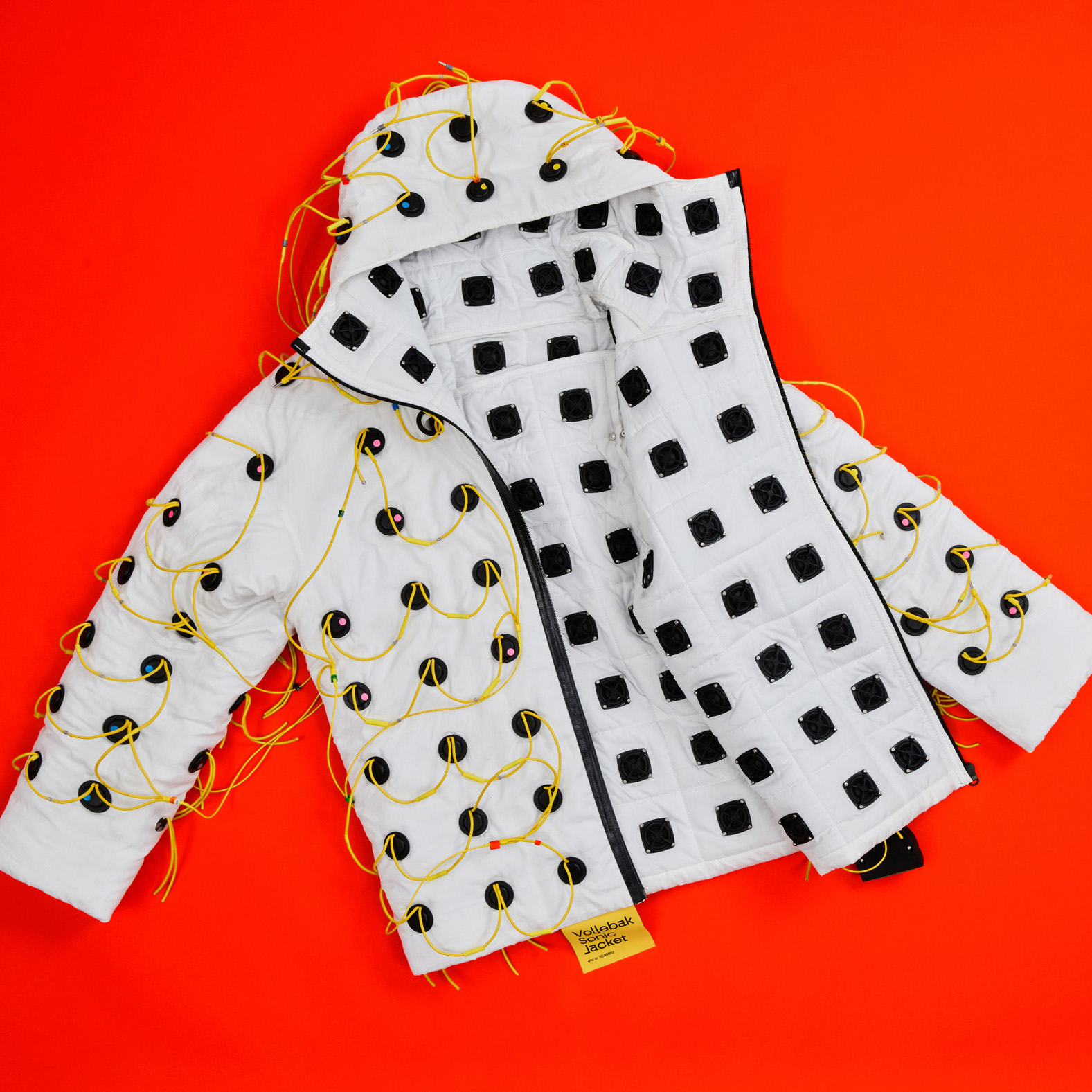 Vollebak представил прототип куртки Sonic Jacket с 180 динамиками, обращёнными внутрь