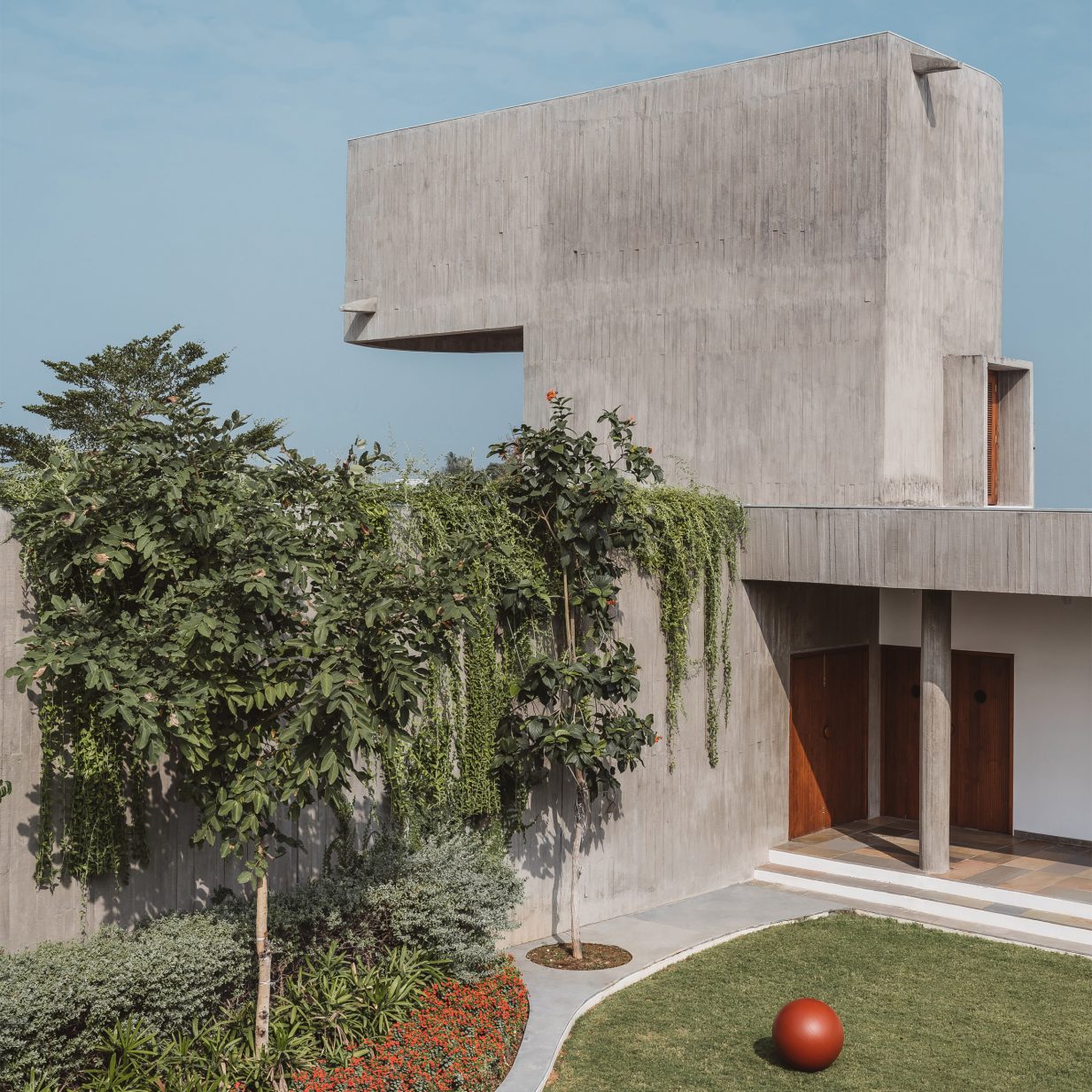 Дом в Гуджарате от Design ni Dukaan, вдохновленный Corbusier и Doshi