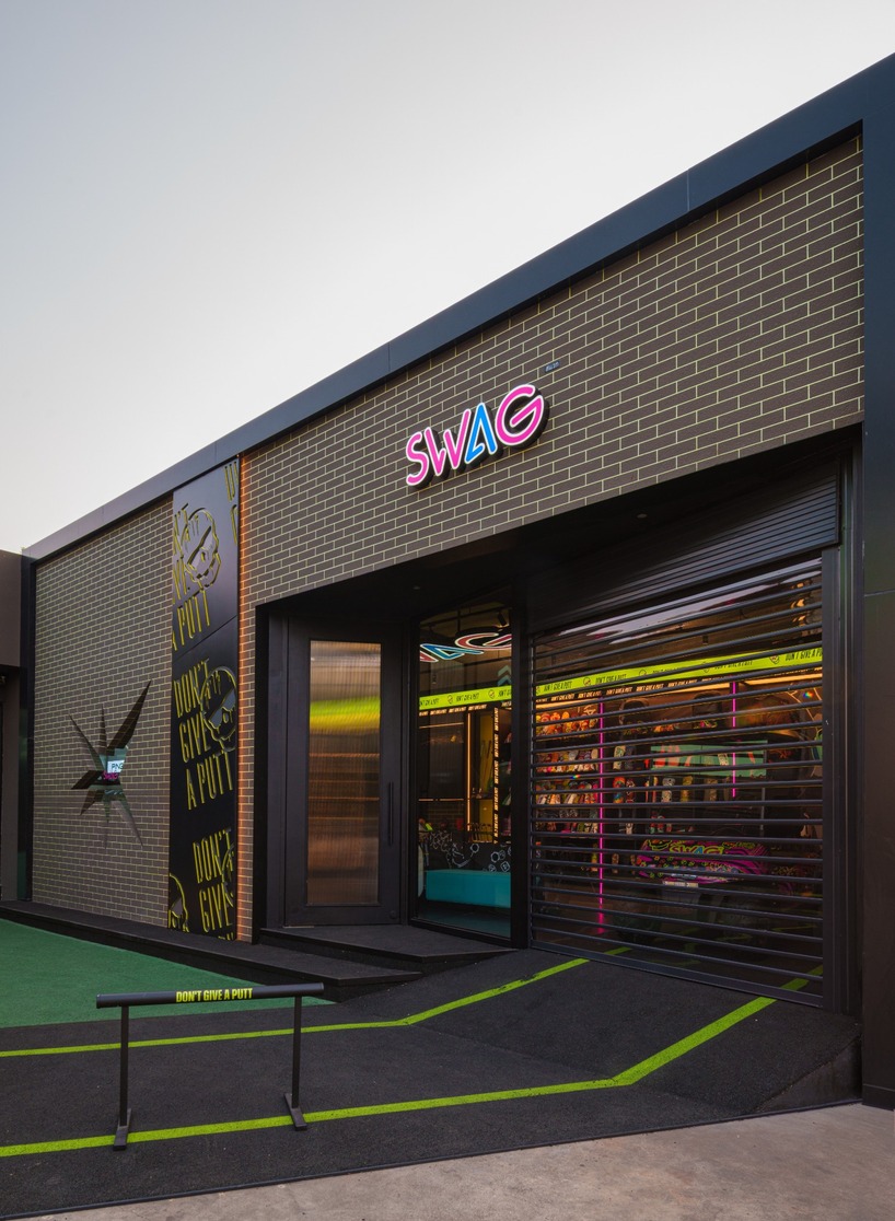 Флагманский магазин SWAG Golf в Бангкоке: монохром, неон и архитектурный язык бренда