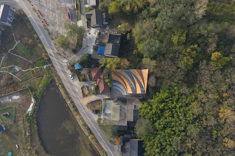 Primary Architects завершили Carpenter’s Home: деревянную мастерскую и пространство обучения в китайской деревне