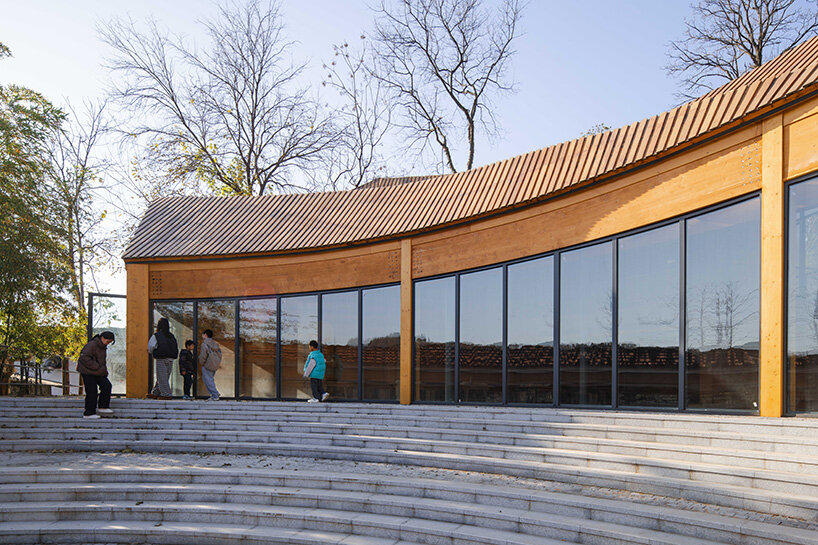 Primary Architects завершили Carpenter’s Home: деревянную мастерскую и пространство обучения в китайской деревне