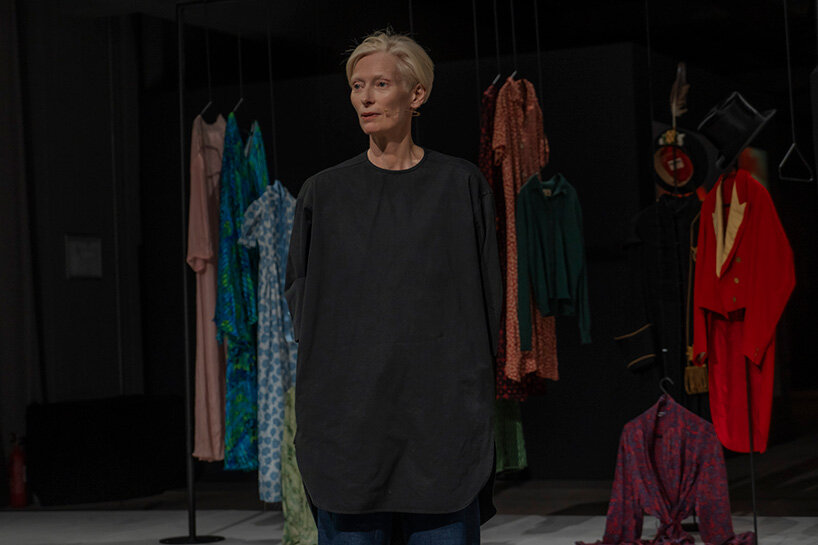 Tilda Swinton и Olivier Saillard превращают одежду в живой архив памяти в Onassis Ready, Афины