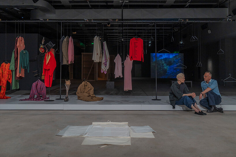 Tilda Swinton и Olivier Saillard превращают одежду в живой архив памяти в Onassis Ready, Афины