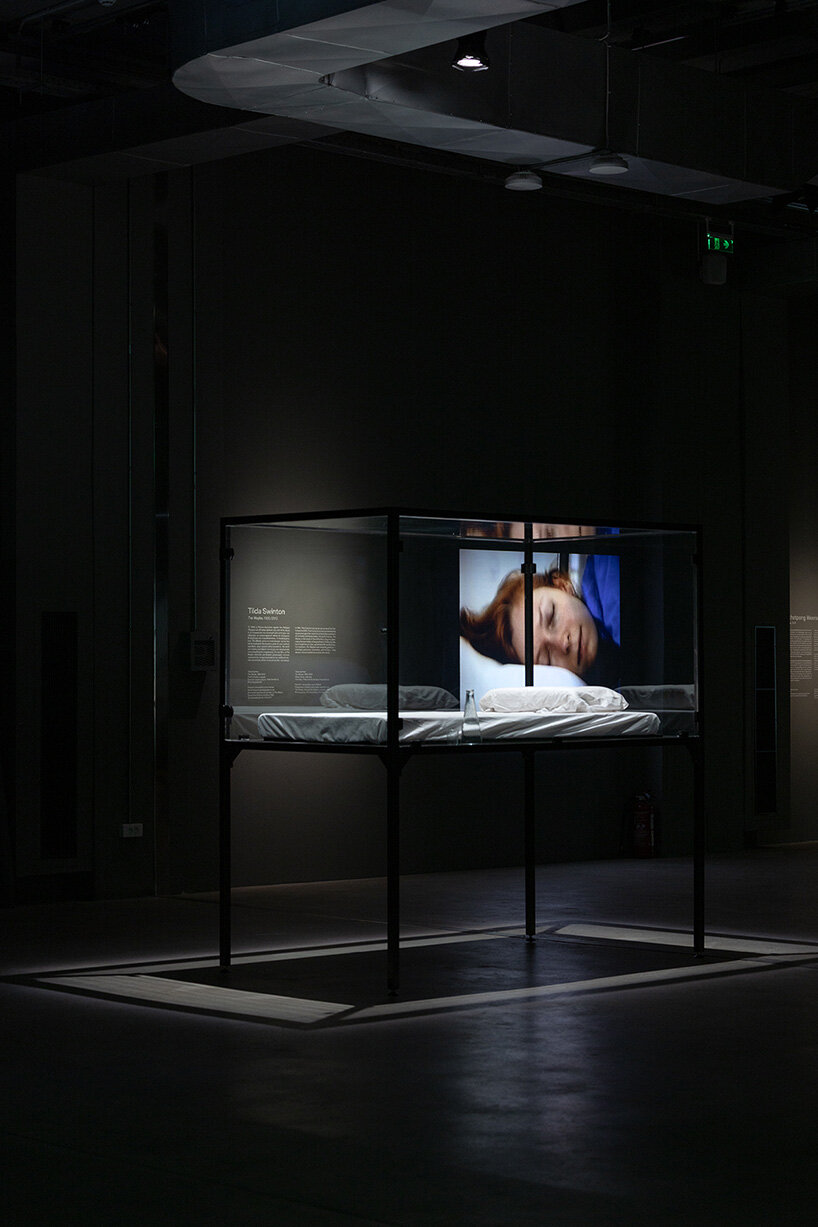 Tilda Swinton и Olivier Saillard превращают одежду в живой архив памяти в Onassis Ready, Афины