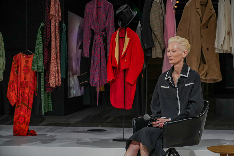 Tilda Swinton и Olivier Saillard превращают одежду в живой архив памяти в Onassis Ready, Афины