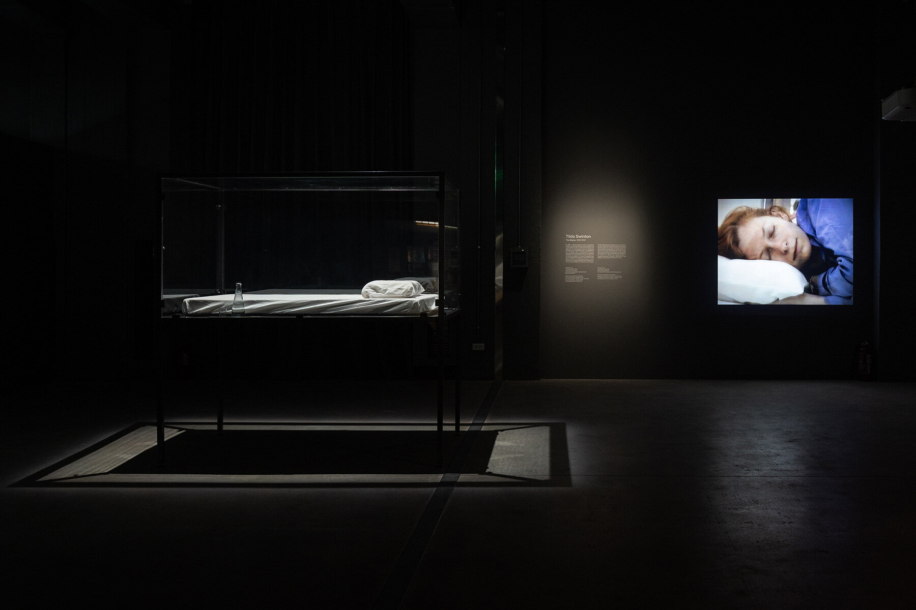 Tilda Swinton и Olivier Saillard превращают одежду в живой архив памяти в Onassis Ready, Афины