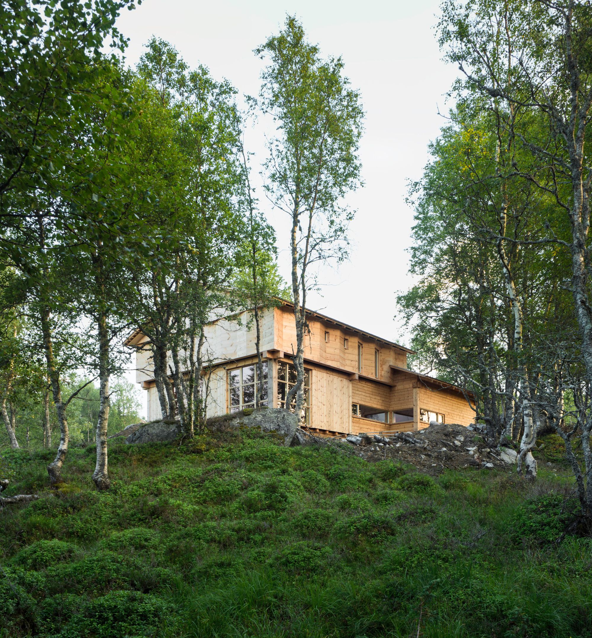 Timber Temple — домик в Синнесе, переосмысляющий норвежную деревянную традицию