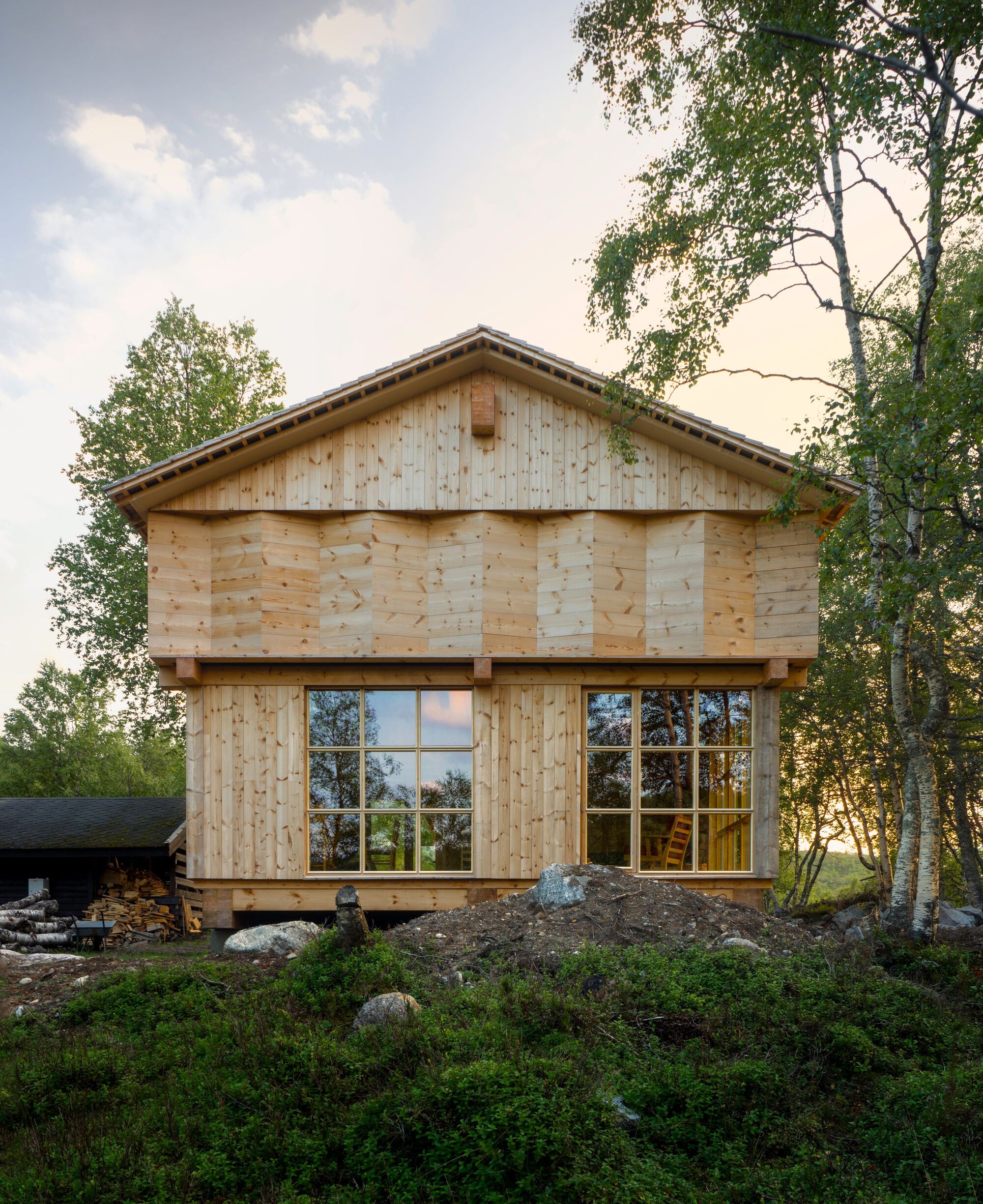 Timber Temple — домик в Синнесе, переосмысляющий норвежную деревянную традицию