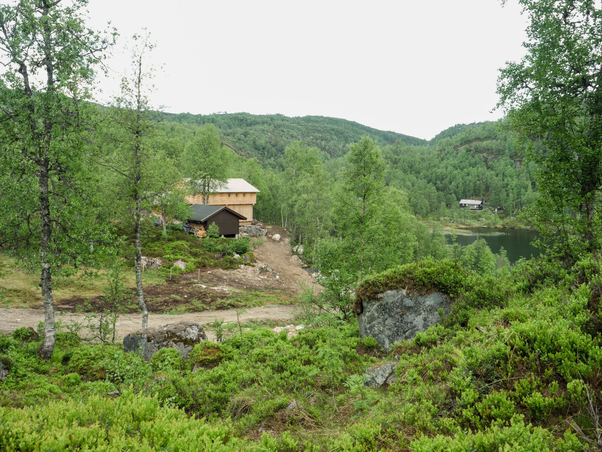 Timber Temple — домик в Синнесе, переосмысляющий норвежную деревянную традицию