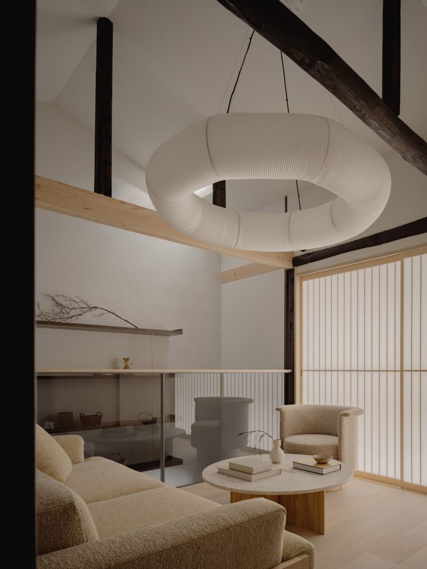Keiji Ashizawa Design обновила 120-летний киотский machiya под арендуемый дом Toune
