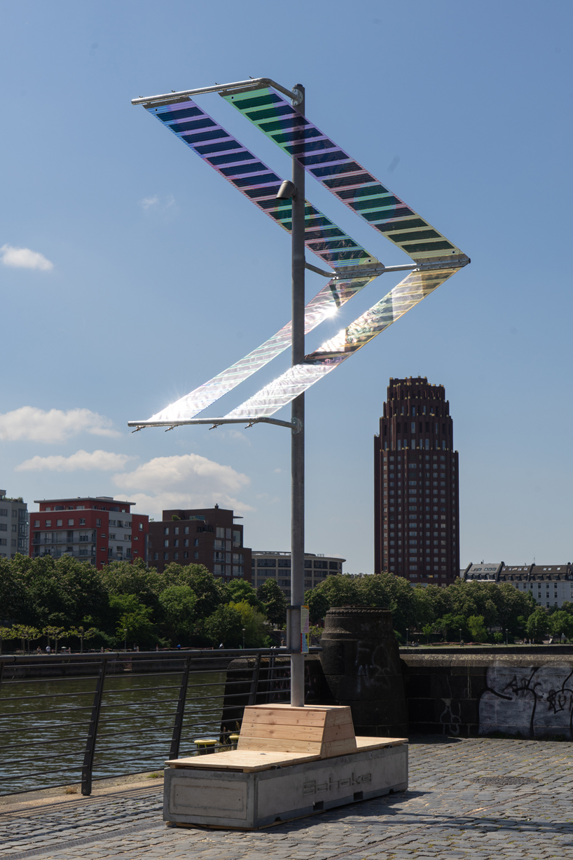 Самодостаточная солнечная световая установка Main Light превращает набережную Майн во Франкфурте в публичное пространство