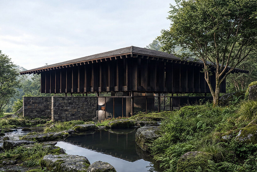 V Taller предлагает лесной retreat с монолитным каменным ядром для NOT A HOTEL в Японии