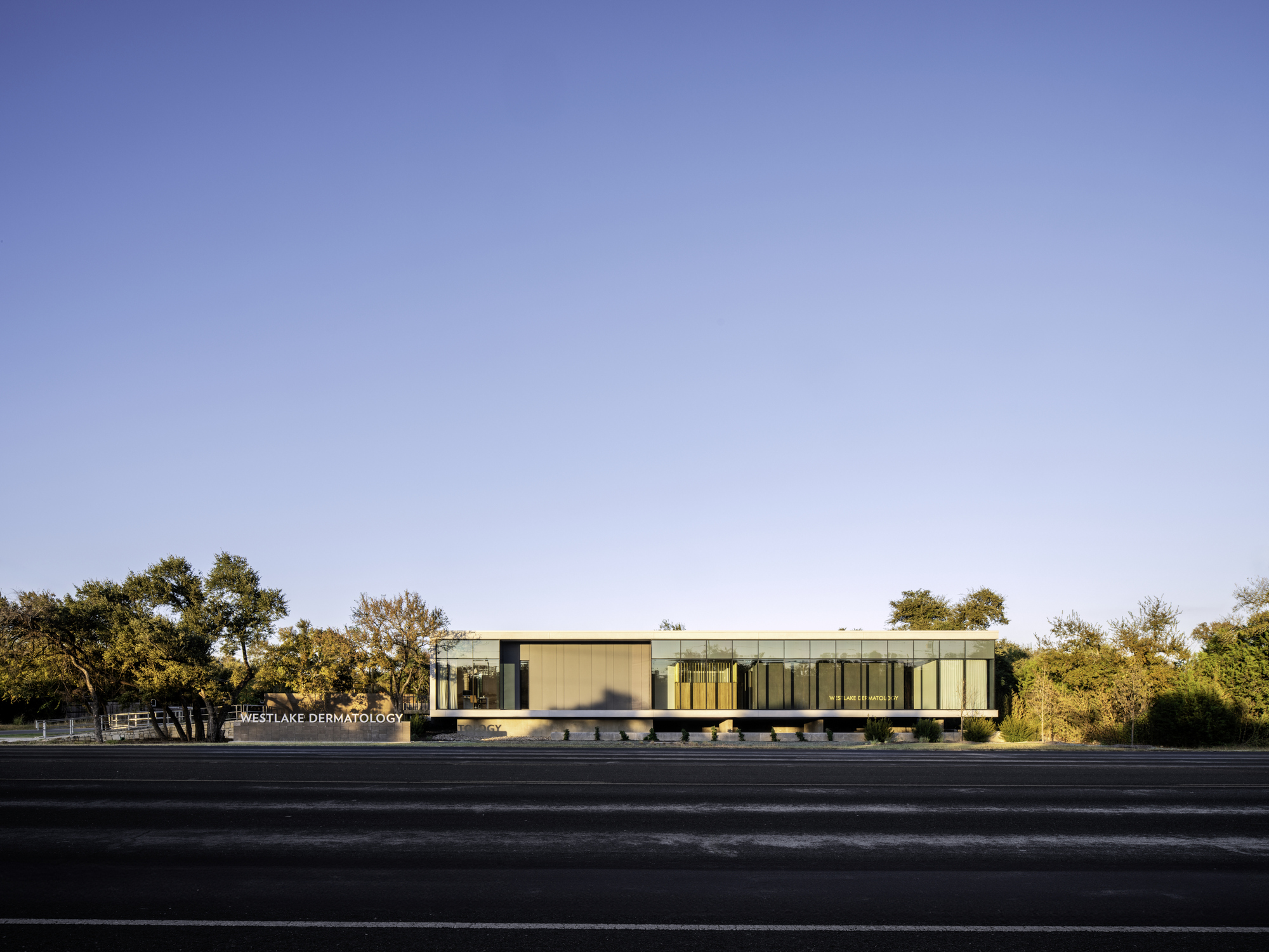 Westlake Dermatology Georgetown / Matt Fajkus Architecture