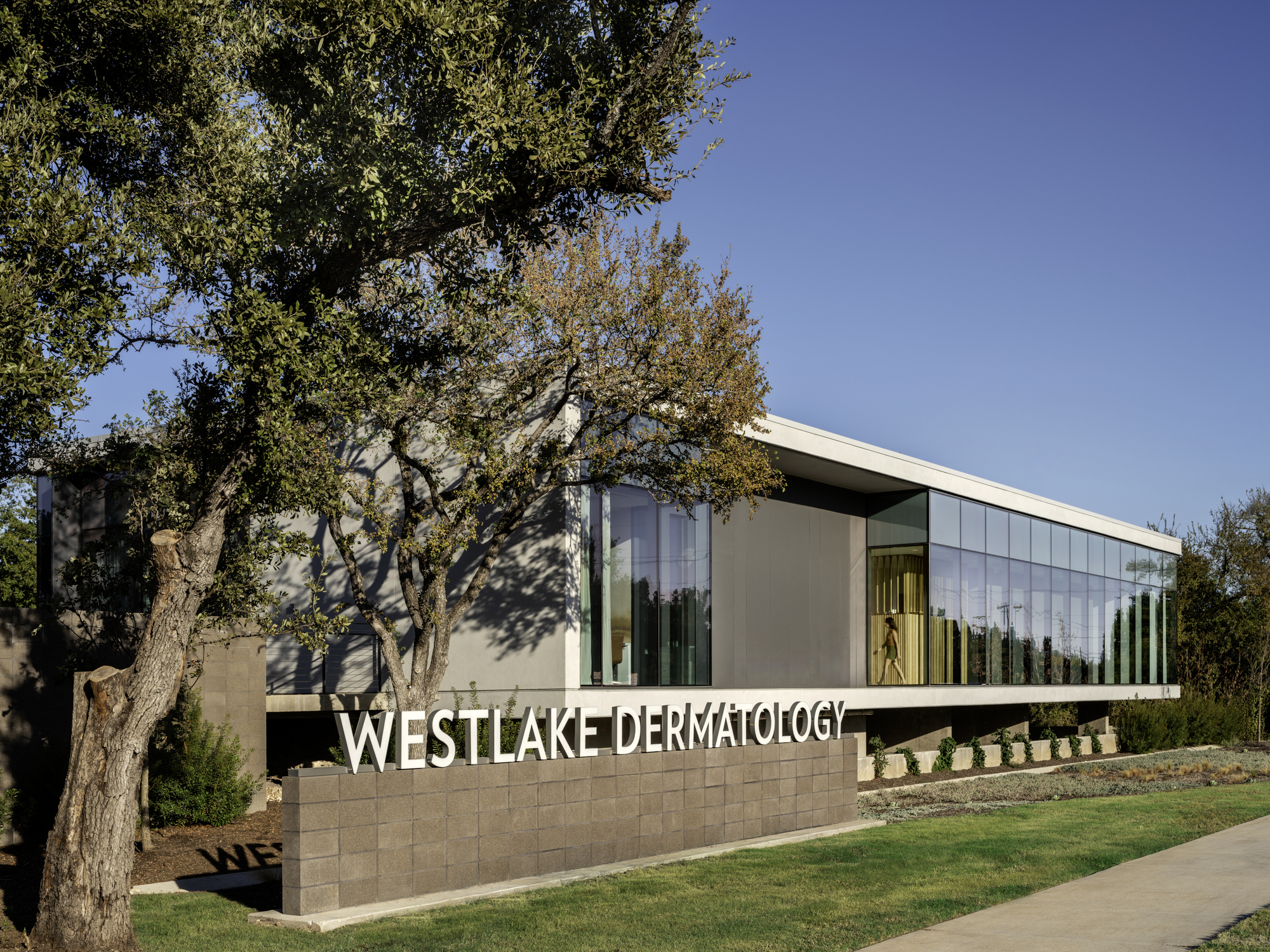 Westlake Dermatology Georgetown / Matt Fajkus Architecture