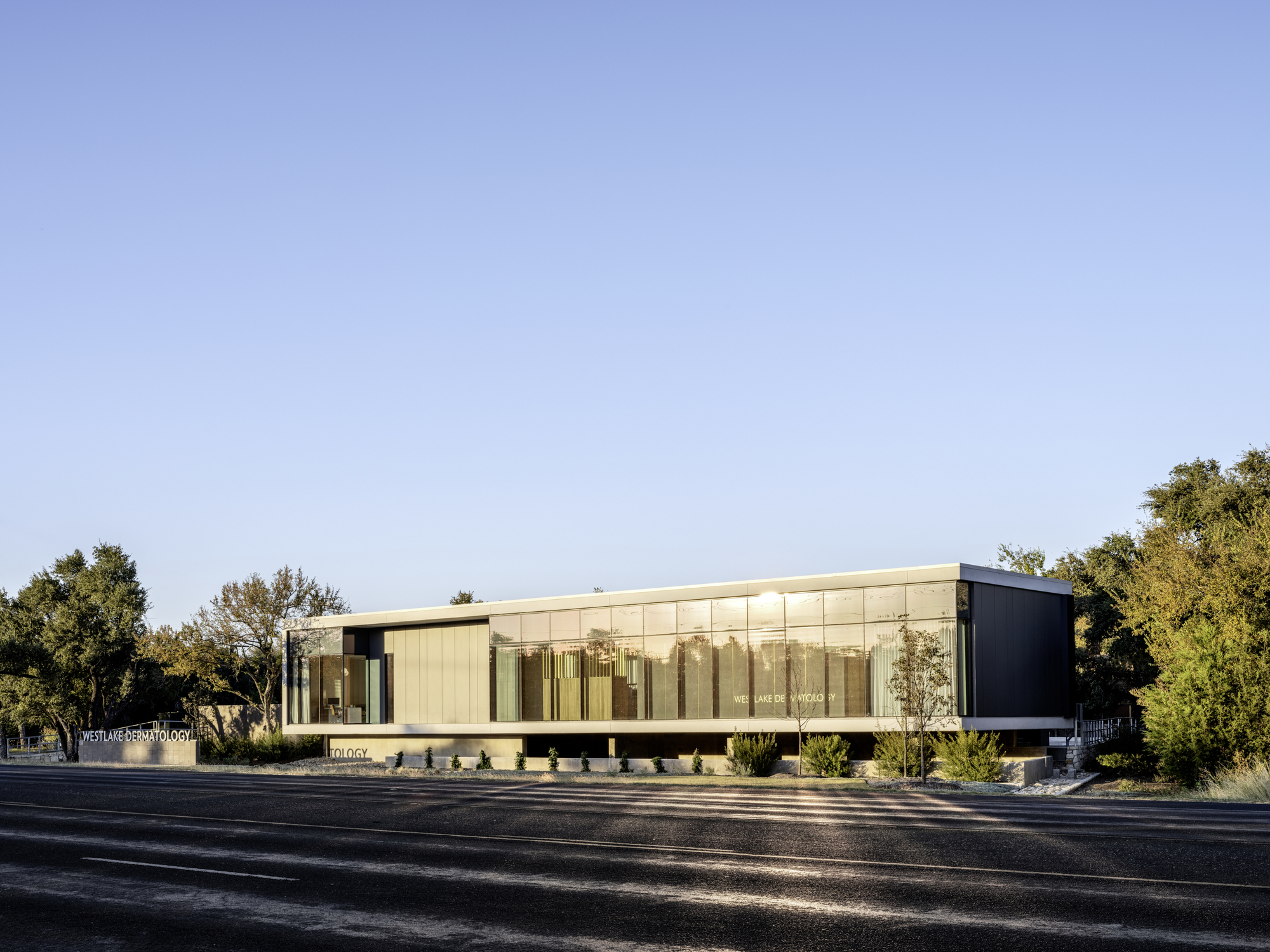 Westlake Dermatology Georgetown / Matt Fajkus Architecture