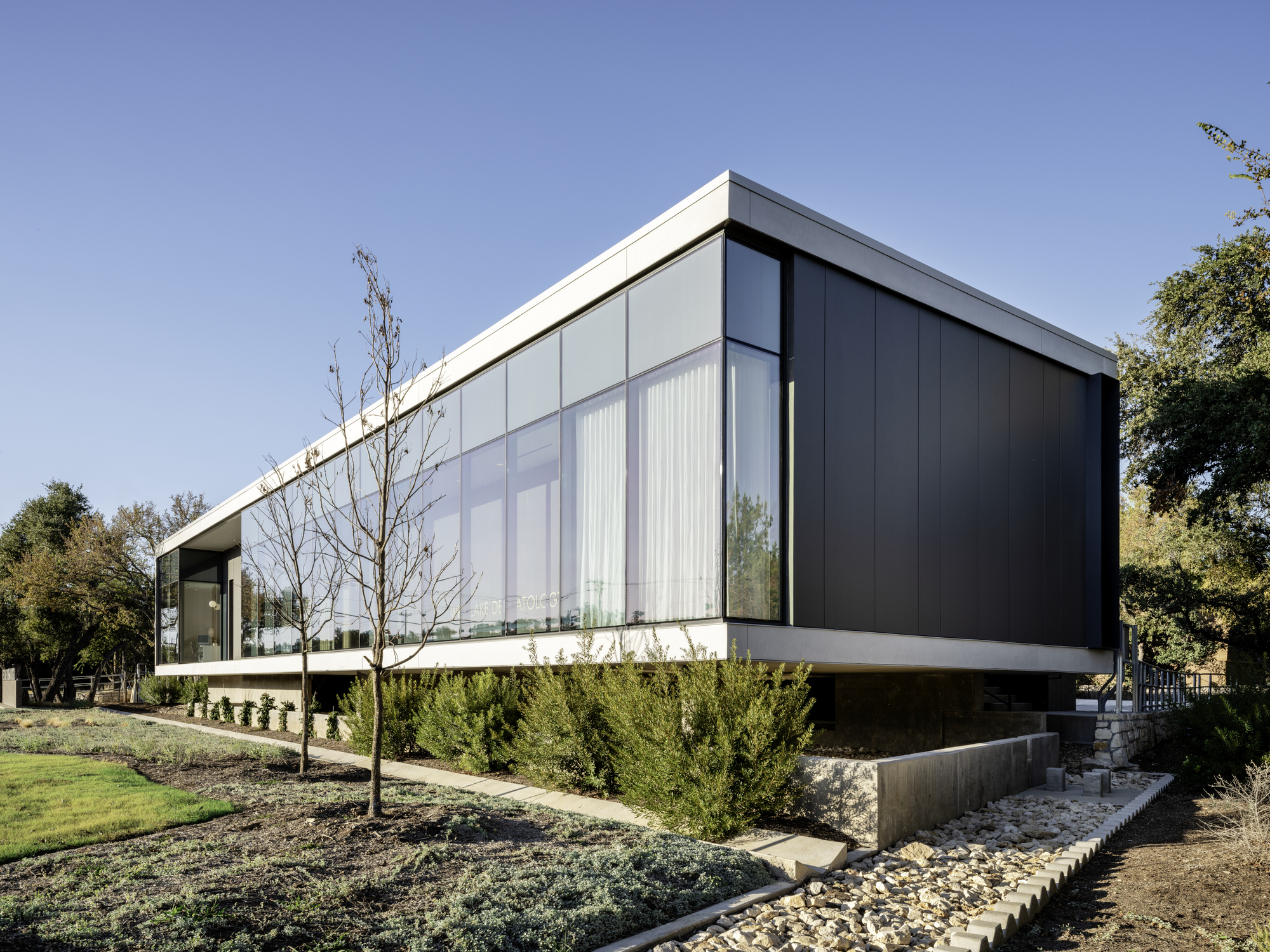 Westlake Dermatology Georgetown / Matt Fajkus Architecture