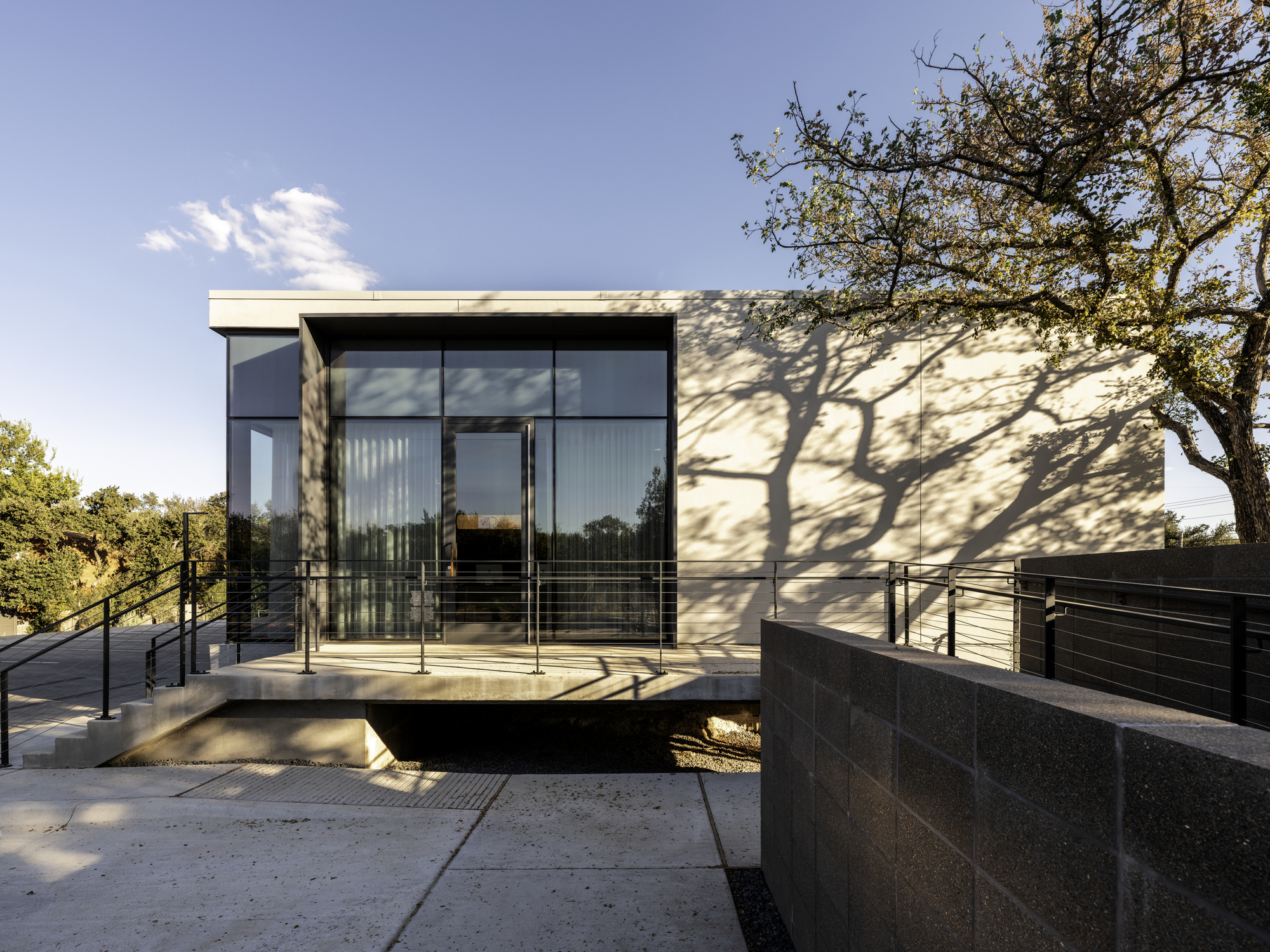 Westlake Dermatology Georgetown / Matt Fajkus Architecture
