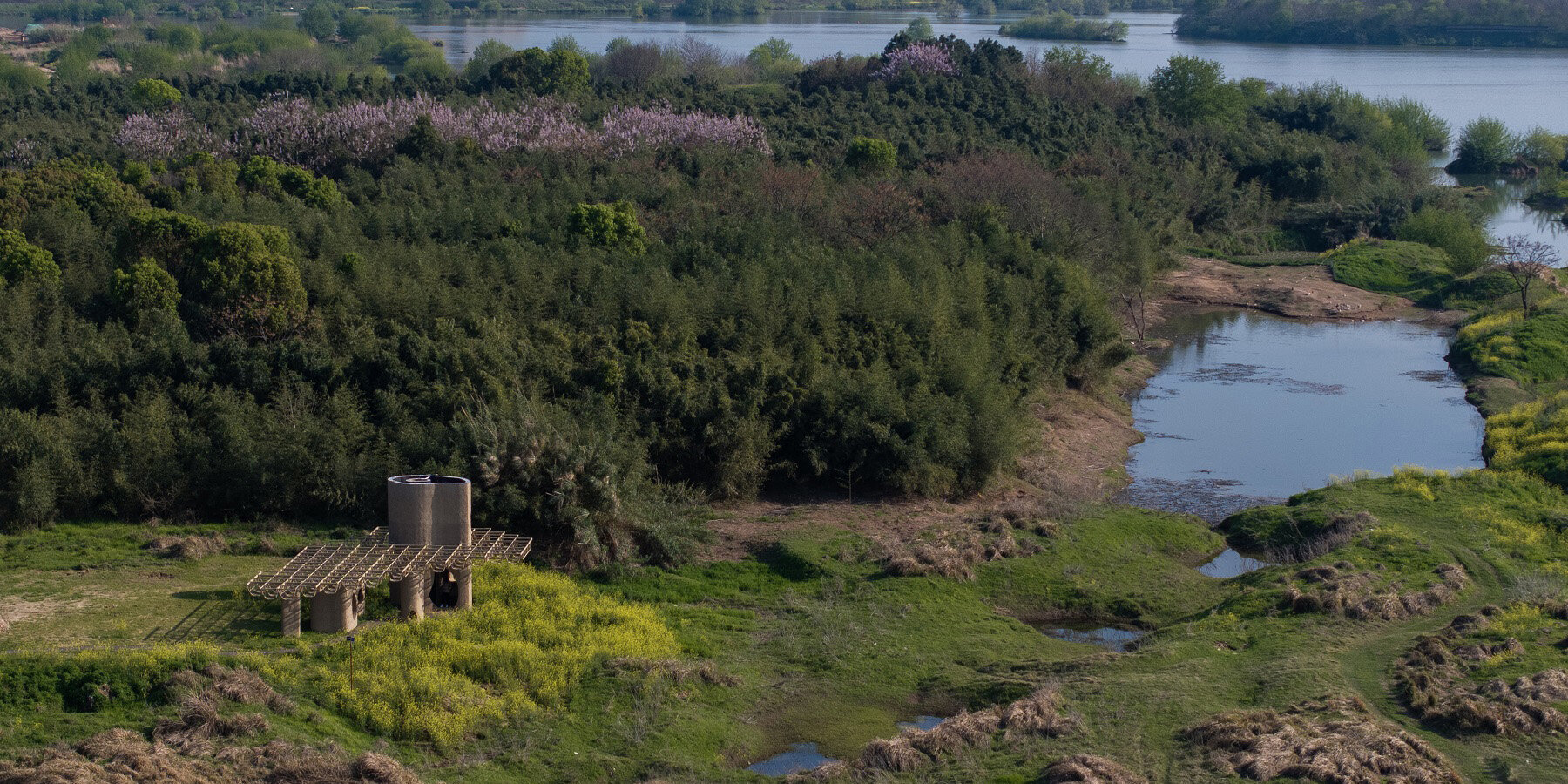 Wetland Caves от Studio 10: павильон-«пещера» в ландшафте болот Qu River