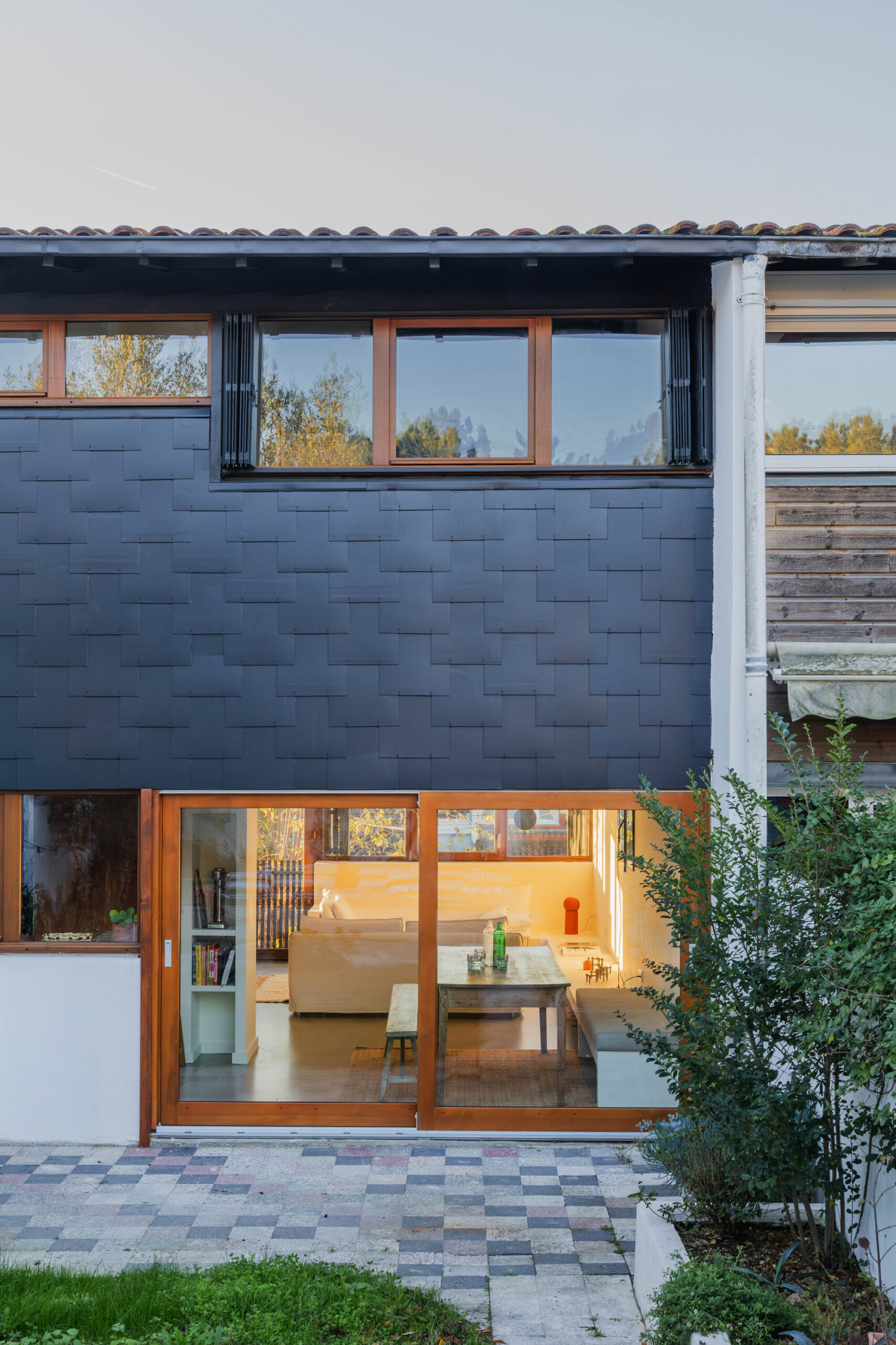 Реконструкция дома рабочих / Cecile Elicagaray Architecte