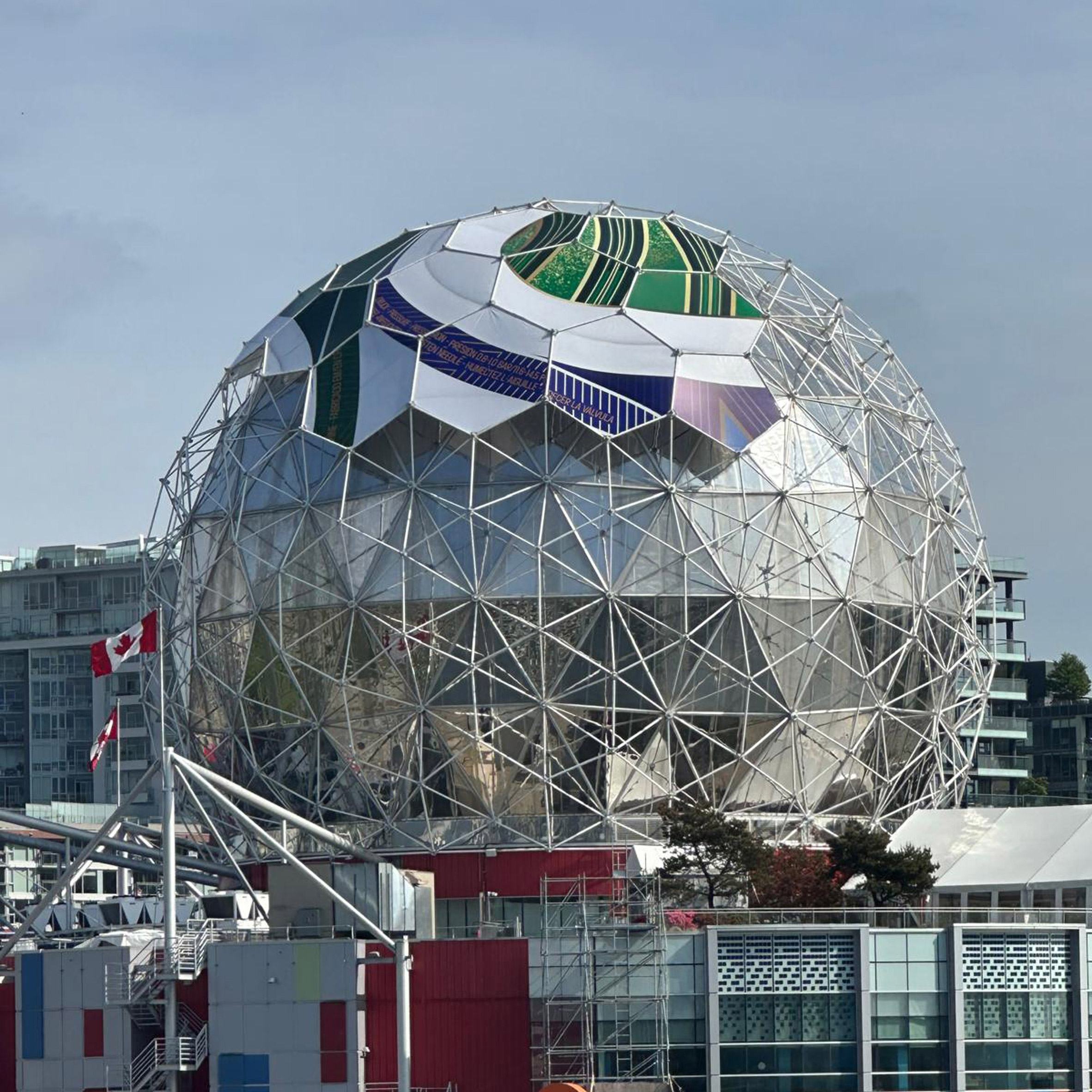 Купол Science World в Ванкувере оформляют в мотив мяча Trionda к ЧМ-2026