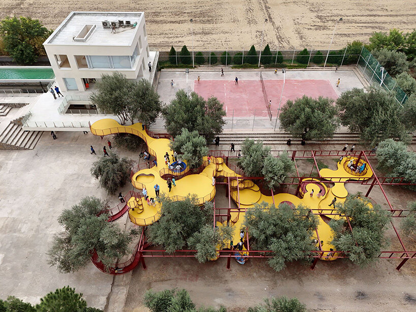 ZAV Architects создает модульную детскую площадку в оливковой роще в Иране