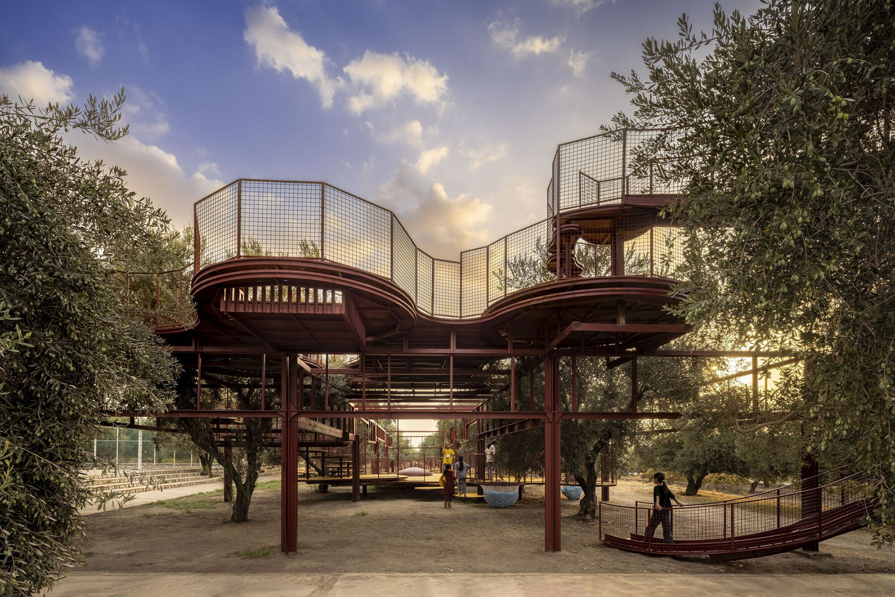 ZAV Architects создает модульную детскую площадку в оливковой роще в Иране