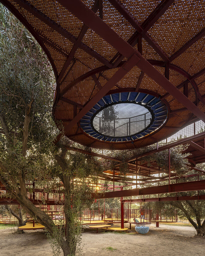 ZAV Architects создает модульную детскую площадку в оливковой роще в Иране