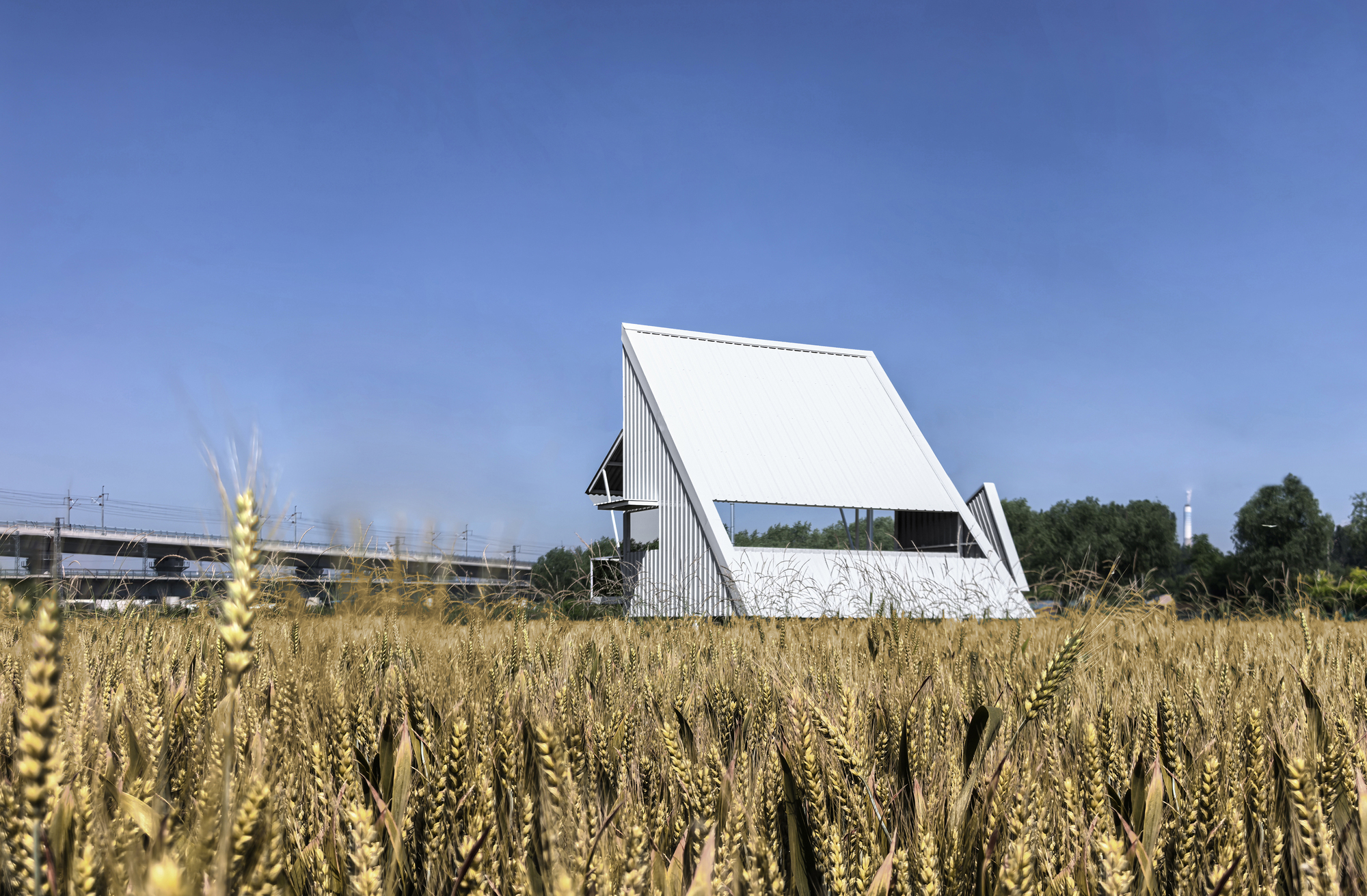 A White Barn / M.S.A.A. atelier