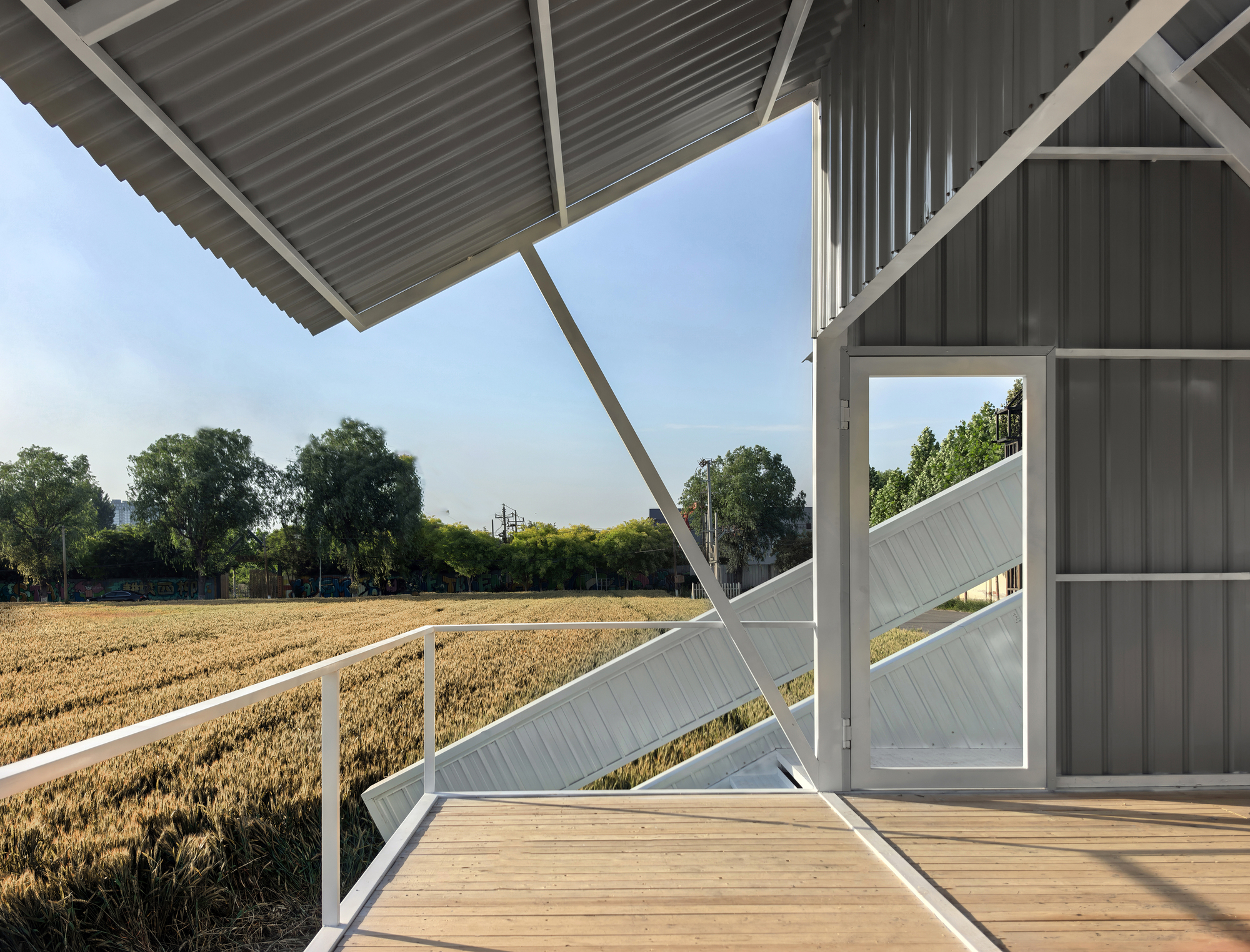A White Barn / M.S.A.A. atelier