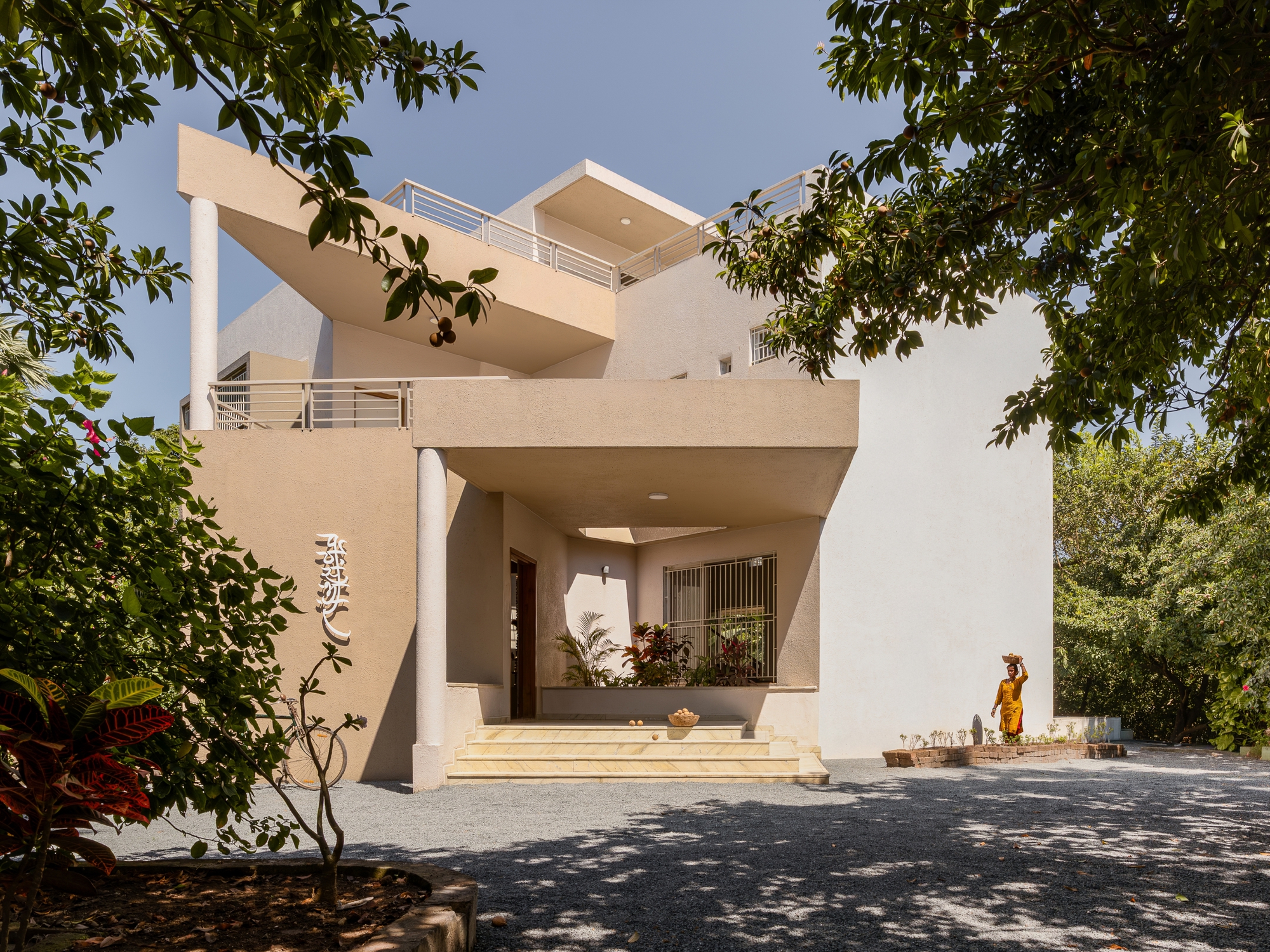 Parnasambhar / N. B. Architects — дом среди чикко-деревьев у побережья Борди