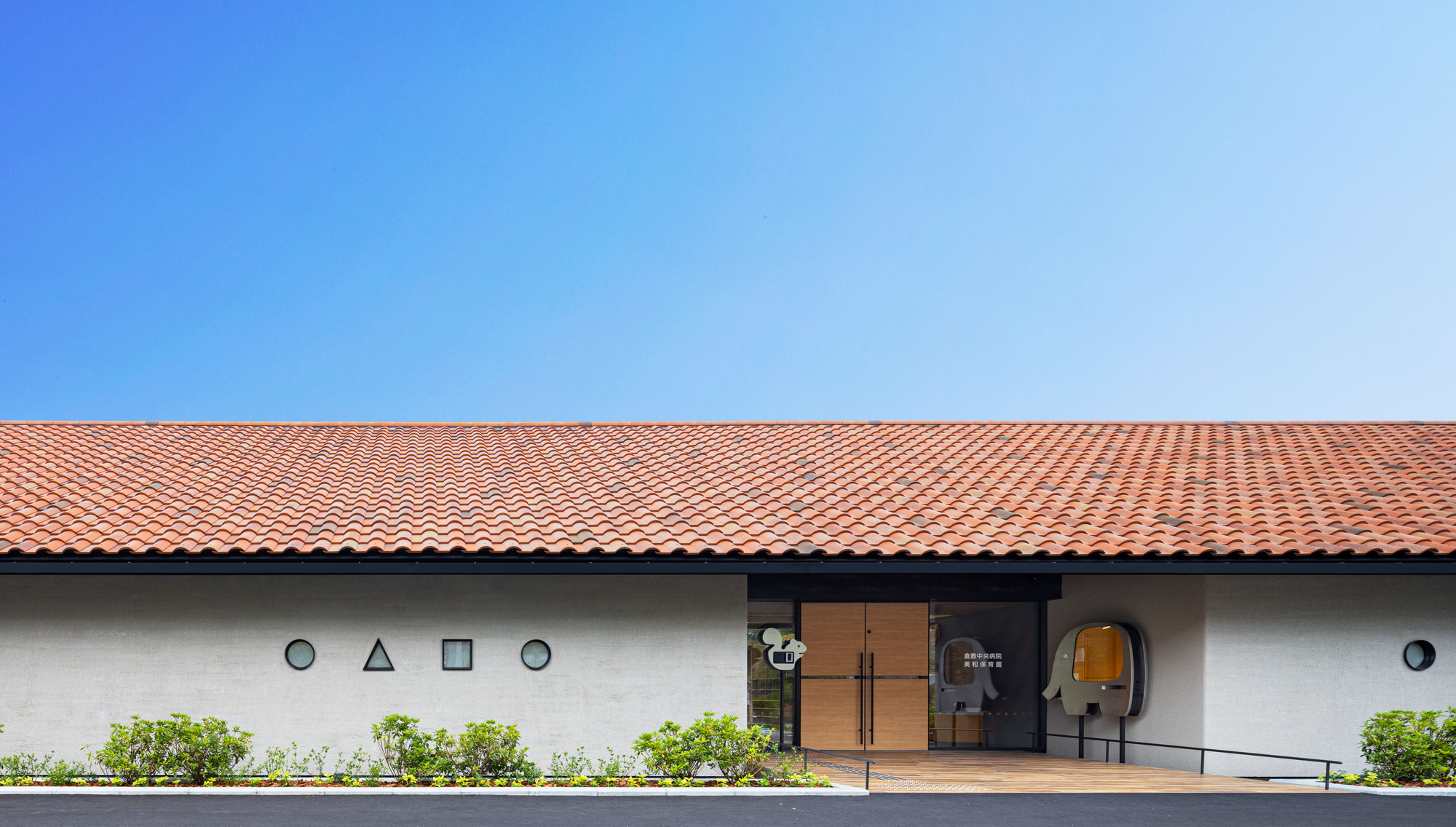 Детский сад Kurashiki Central Hospital Miwa Nursery School / Nikken Sekkei
