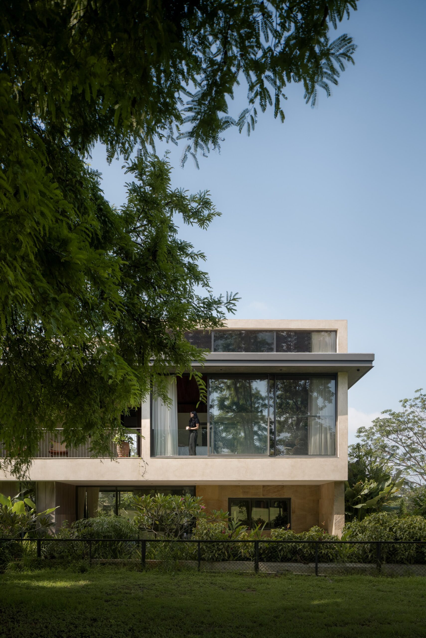 Sandstone House / 4Brick Studio в Бангалоре: дом из песчаника и известковой штукатурки с центральным двором