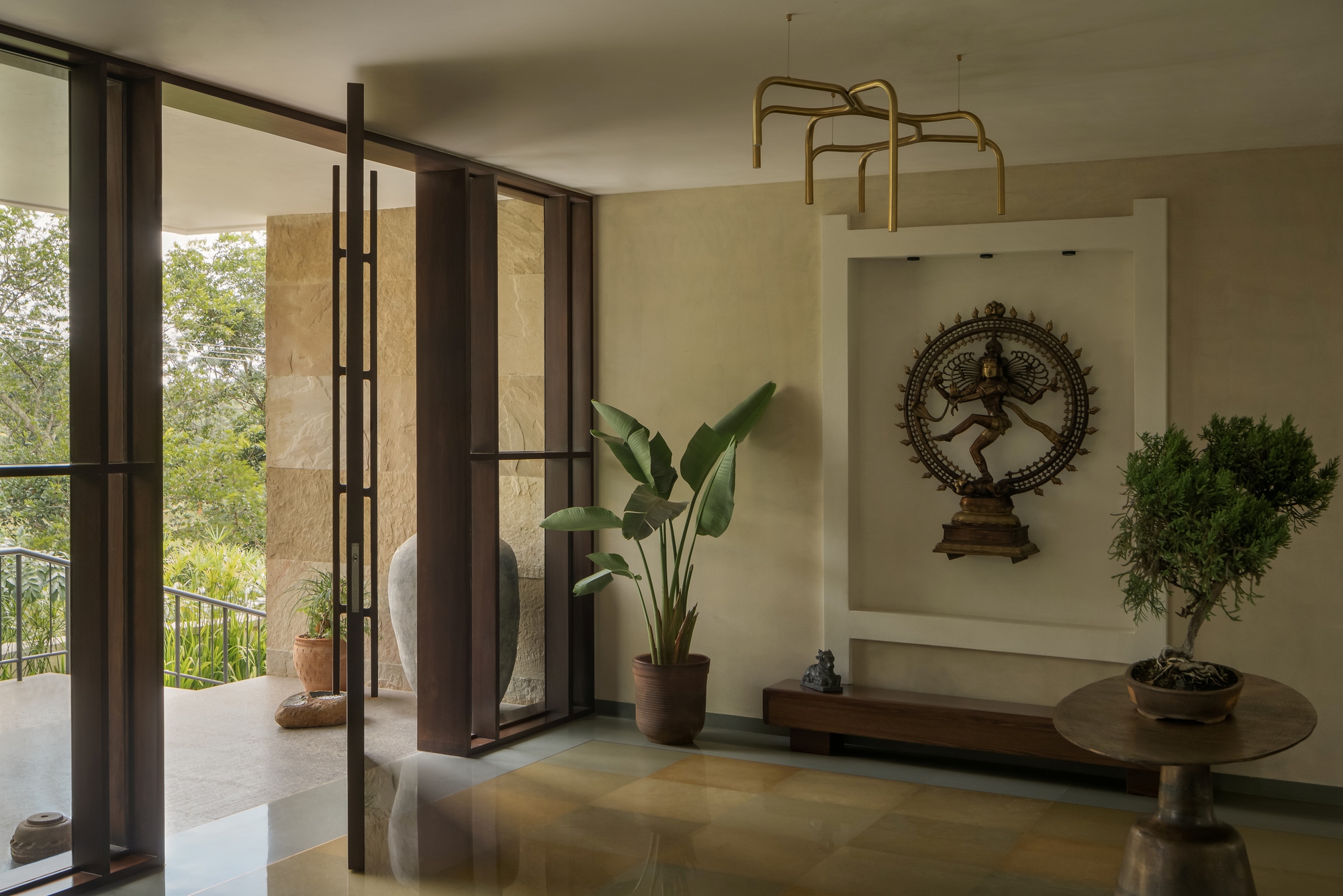 Sandstone House / 4Brick Studio в Бангалоре: дом из песчаника и известковой штукатурки с центральным двором