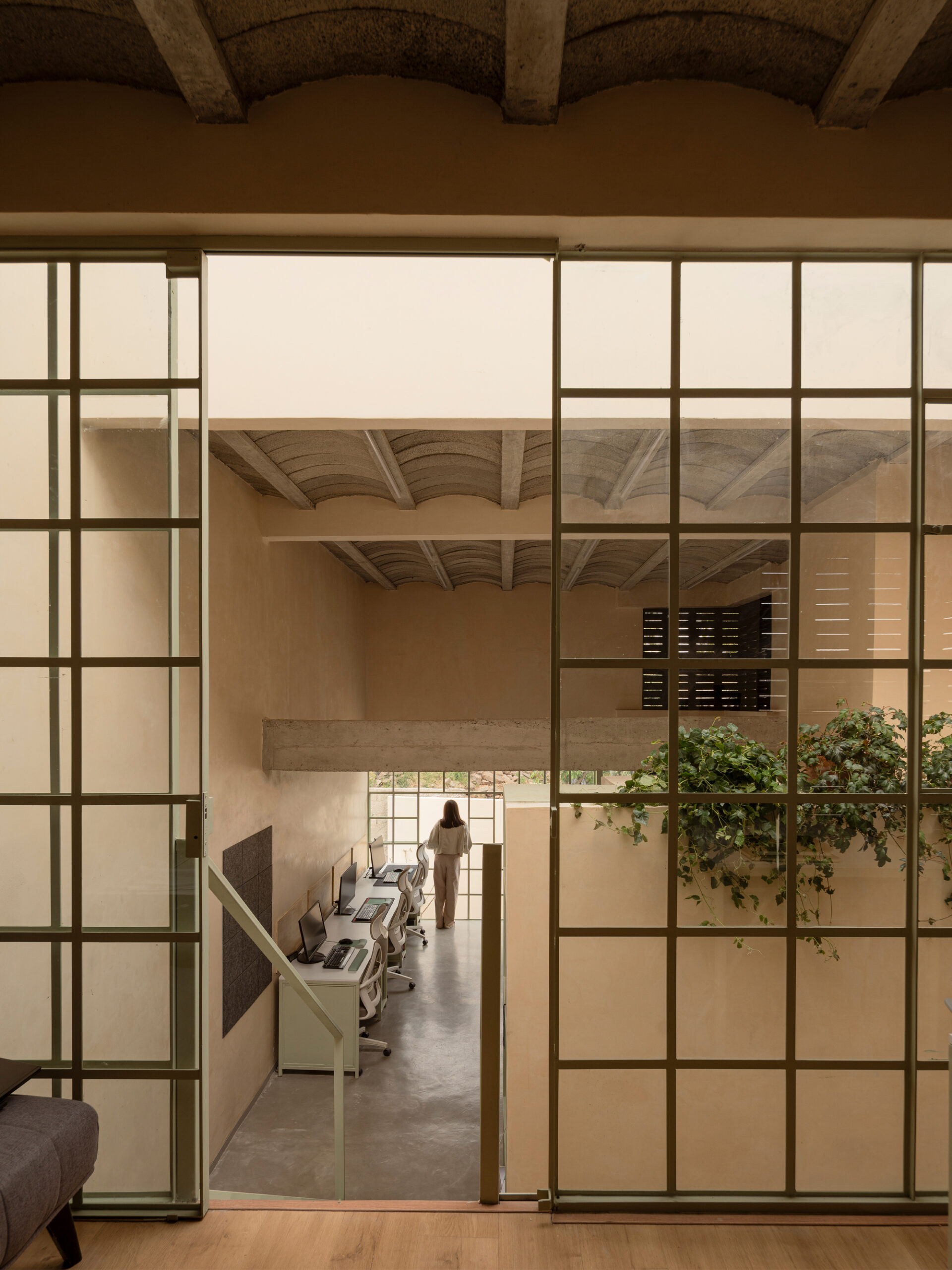 Офис WIDOARQUITECTOS в Куэрнаваке: компактный участок как основа монументального образа