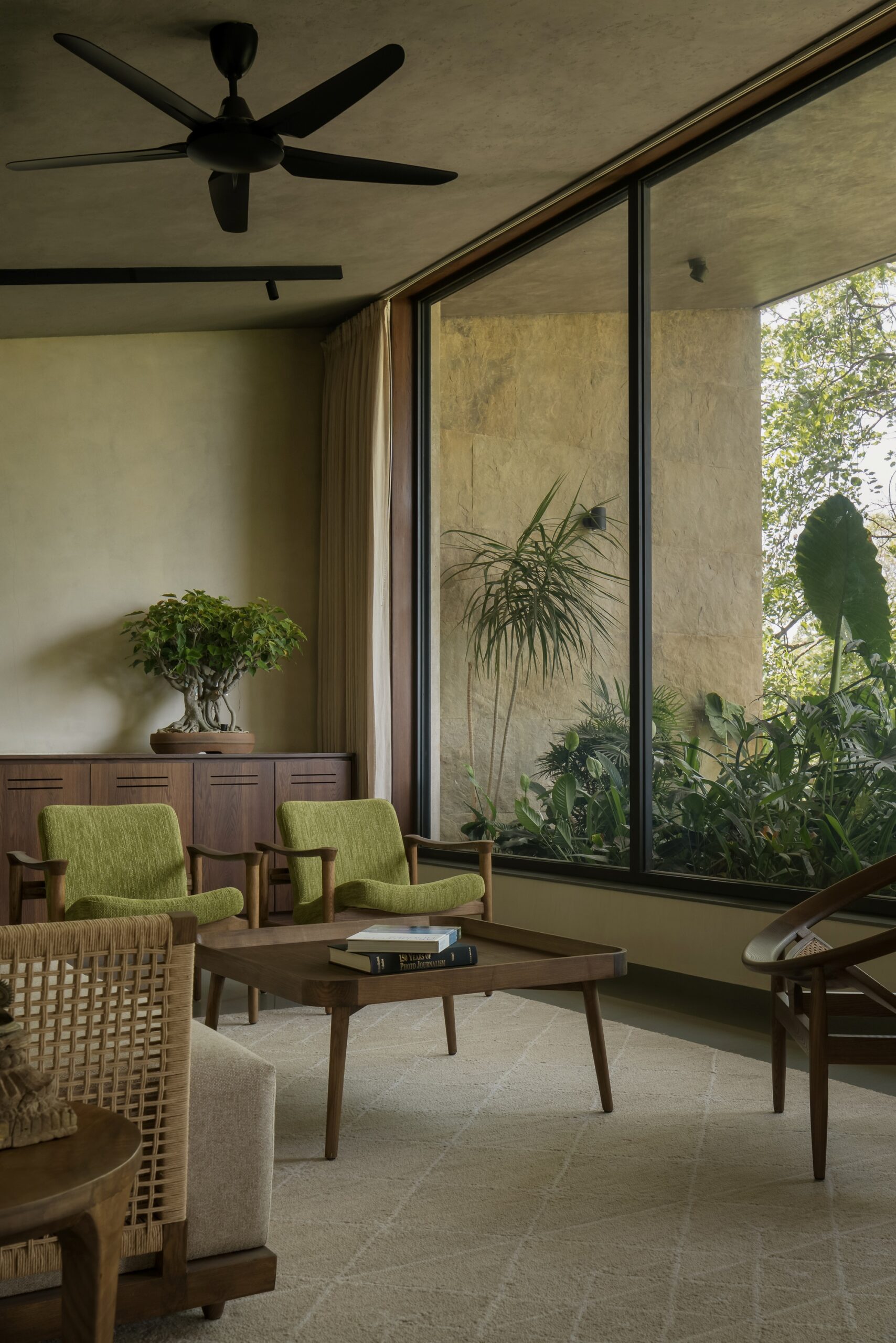 Sandstone House / 4Brick Studio в Бангалоре: дом из песчаника и известковой штукатурки с центральным двором