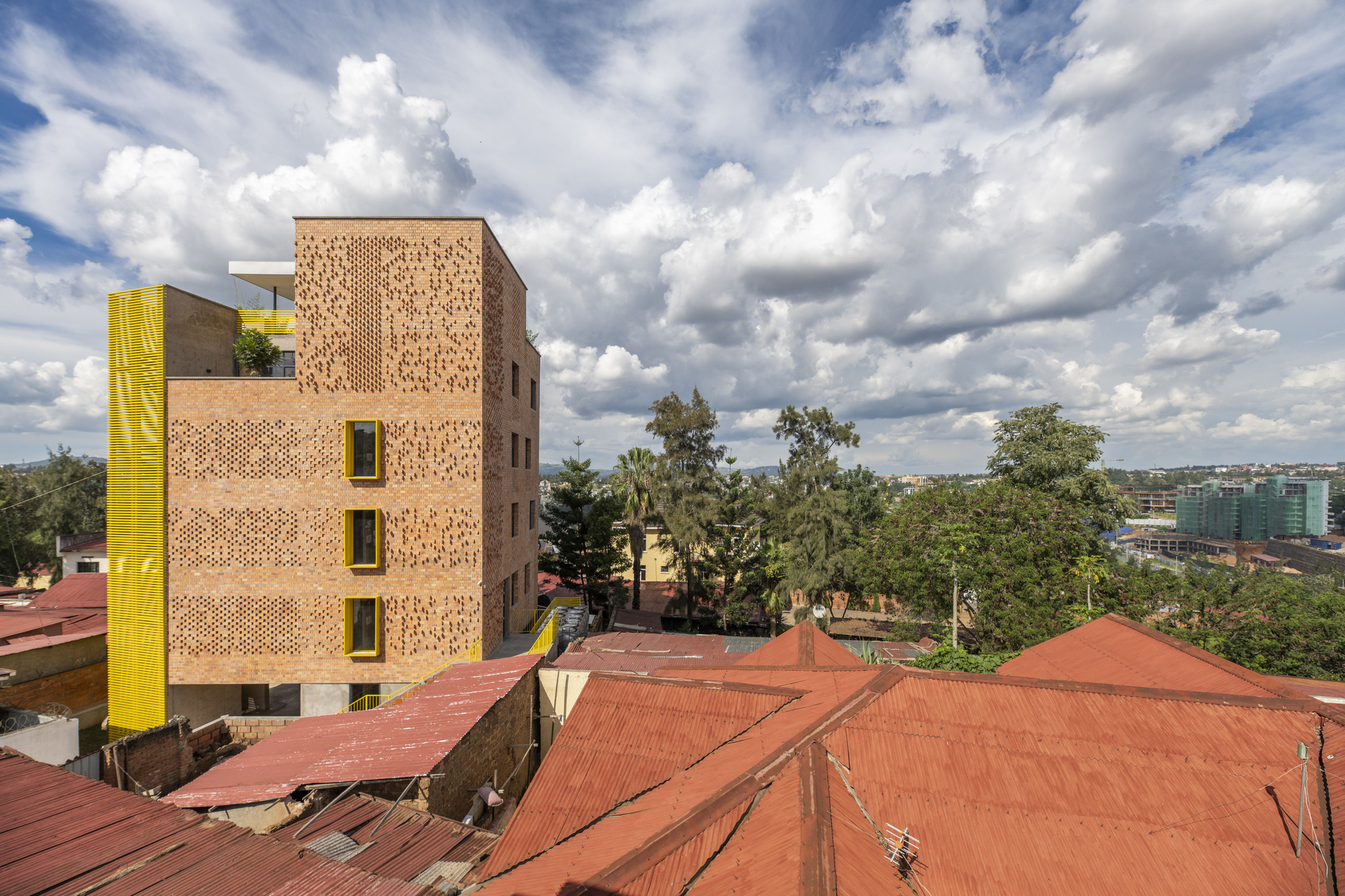 Brick Tower Mixed Use Building / ASA Studio — кирпичная башня смешанного назначения в Кигали