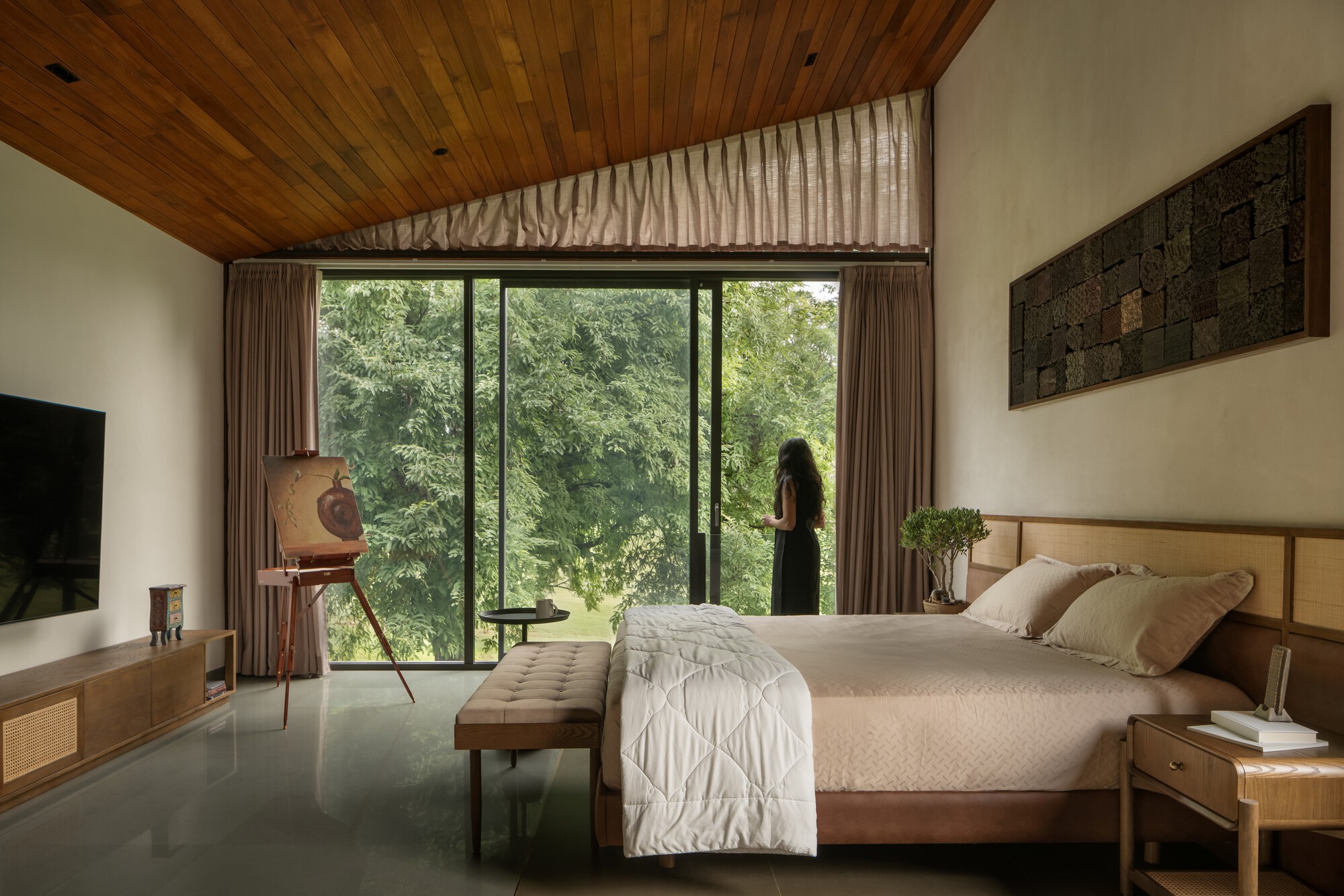 Sandstone House / 4Brick Studio в Бангалоре: дом из песчаника и известковой штукатурки с центральным двором