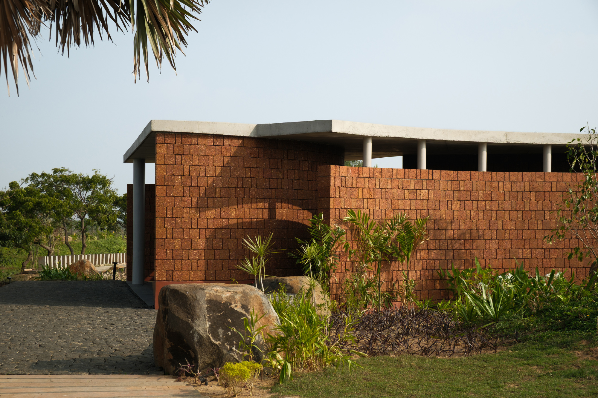 Four Walls Pavilion / Studio Mango
