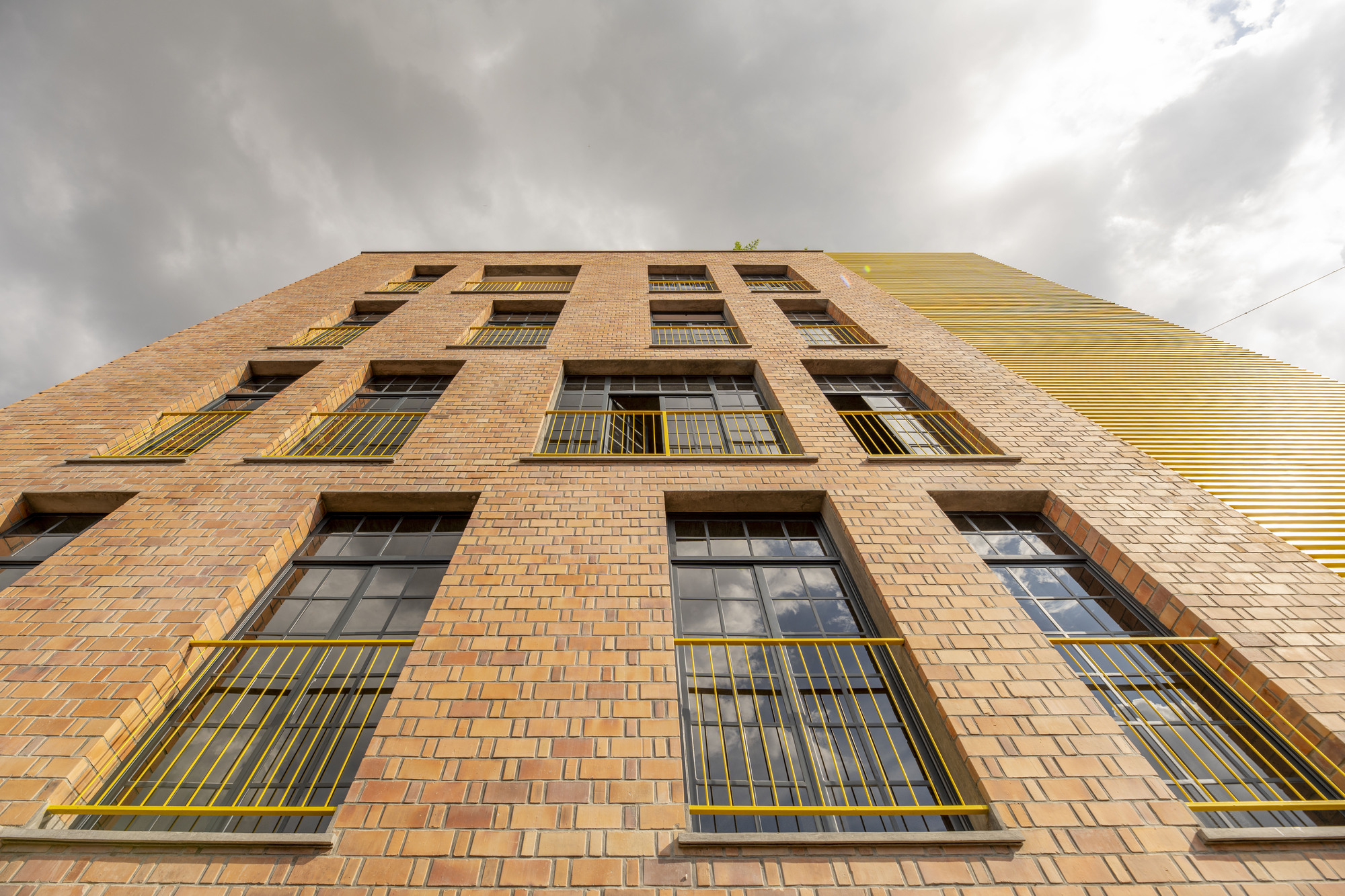 Brick Tower Mixed Use Building / ASA Studio — кирпичная башня смешанного назначения в Кигали