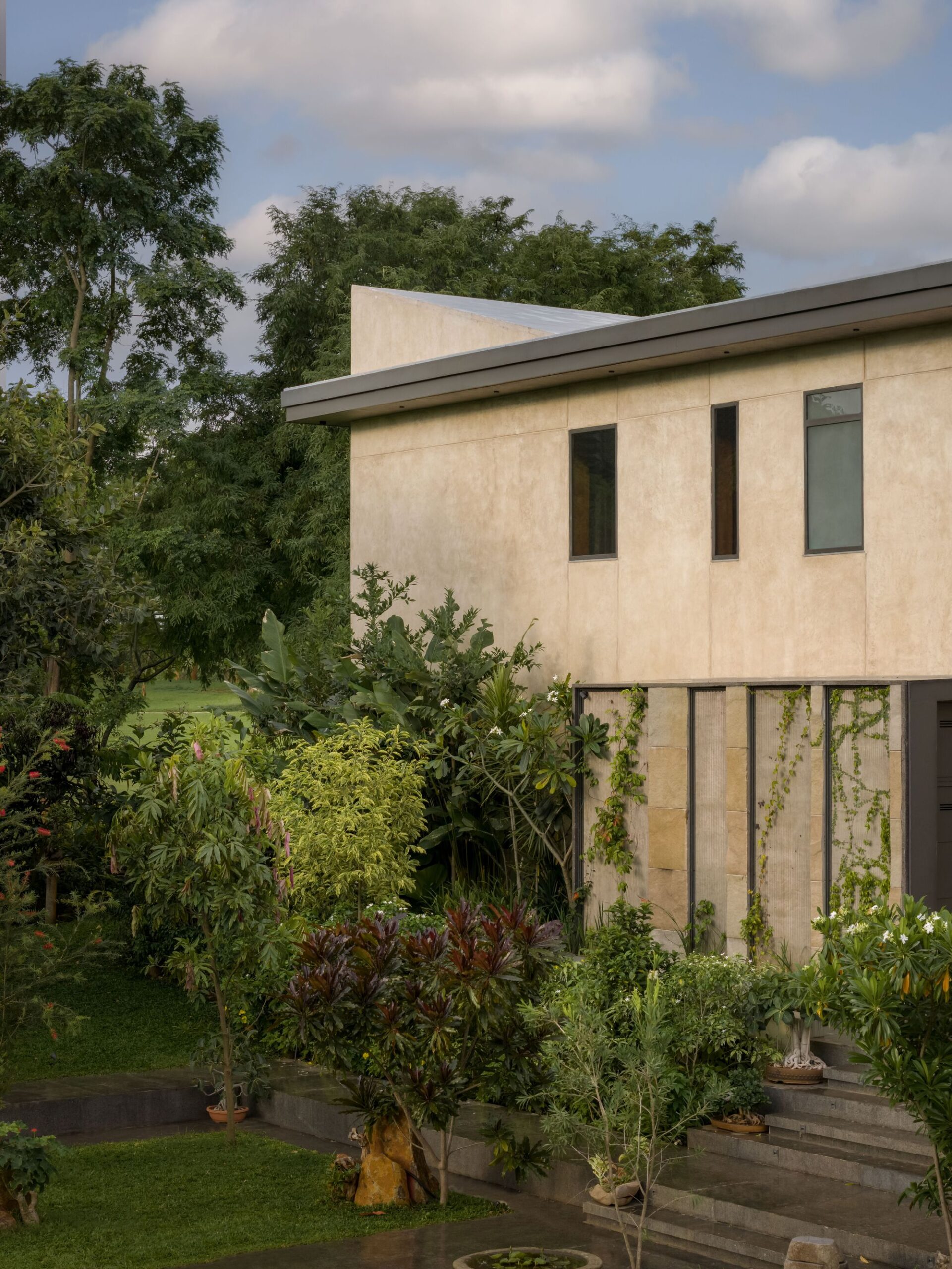 Sandstone House / 4Brick Studio в Бангалоре: дом из песчаника и известковой штукатурки с центральным двором