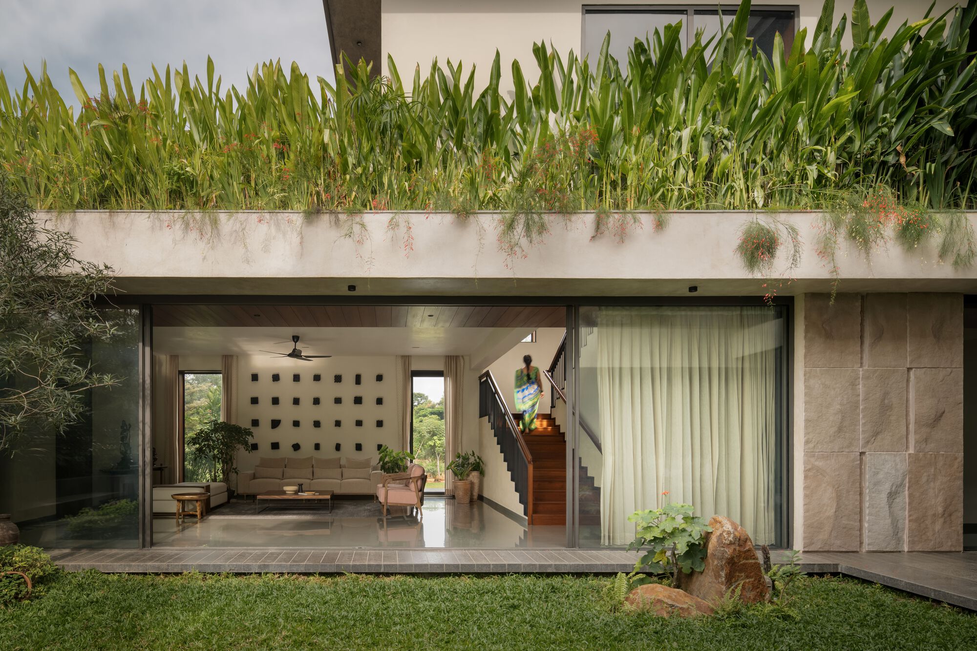 Sandstone House / 4Brick Studio в Бангалоре: дом из песчаника и известковой штукатурки с центральным двором