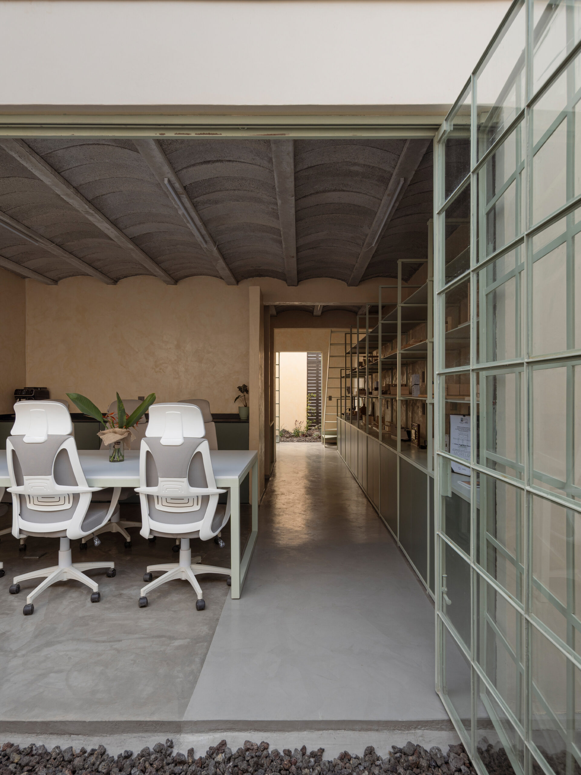 Офис WIDOARQUITECTOS в Куэрнаваке: компактный участок как основа монументального образа