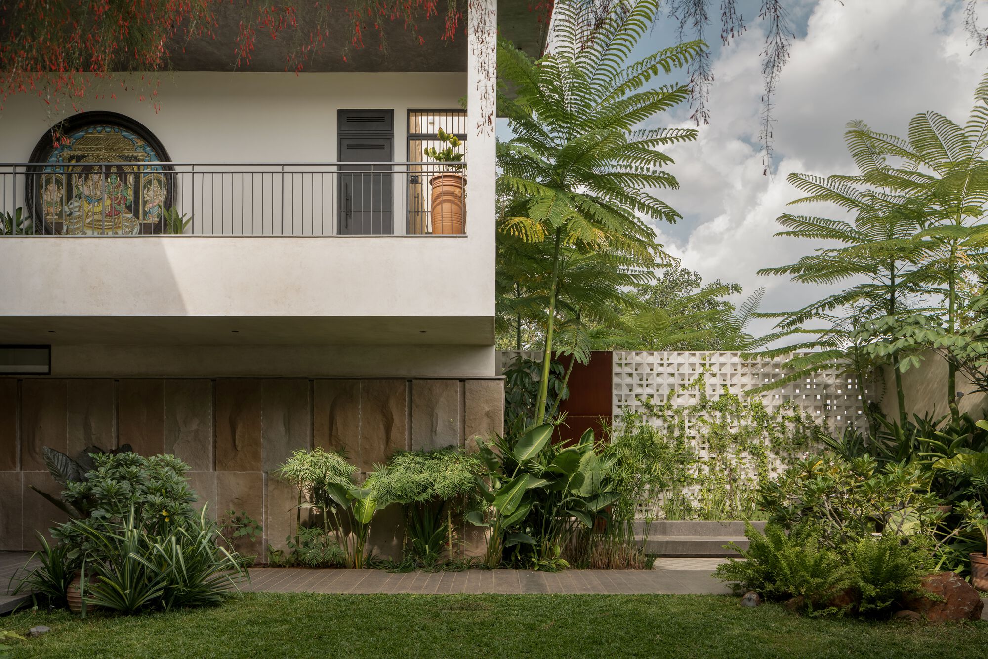 Sandstone House / 4Brick Studio в Бангалоре: дом из песчаника и известковой штукатурки с центральным двором