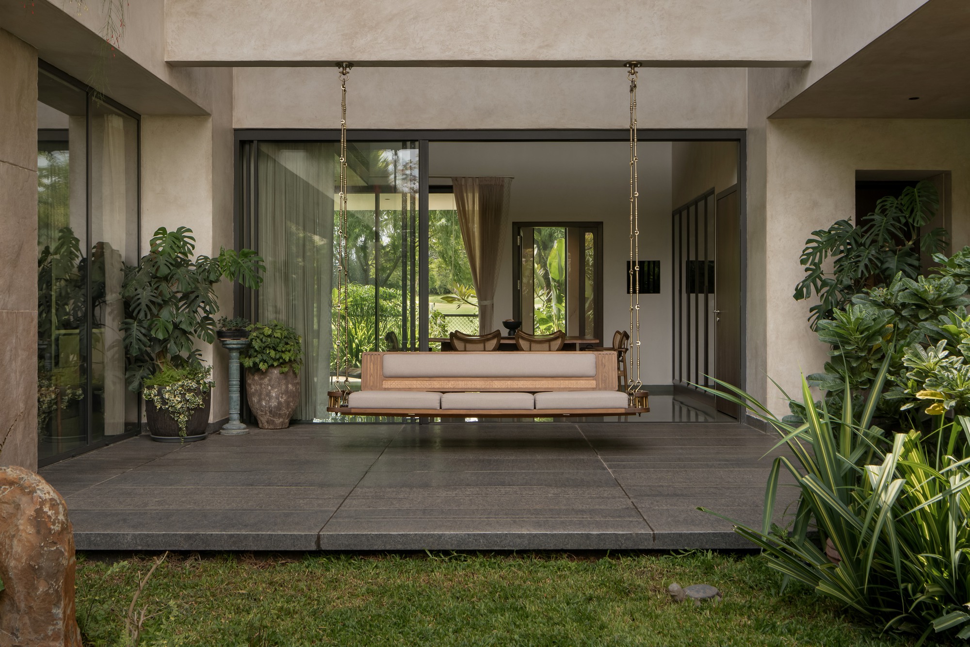 Sandstone House / 4Brick Studio в Бангалоре: дом из песчаника и известковой штукатурки с центральным двором