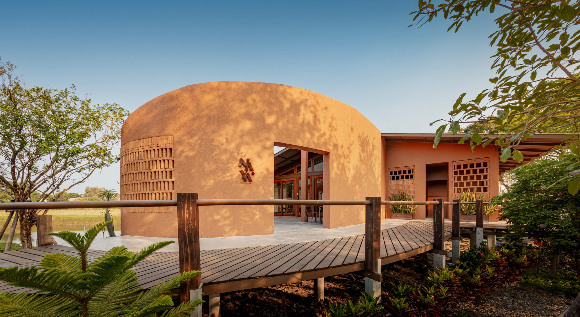 Naya Restaurant Ayutthaya / BodinChapa Architects
