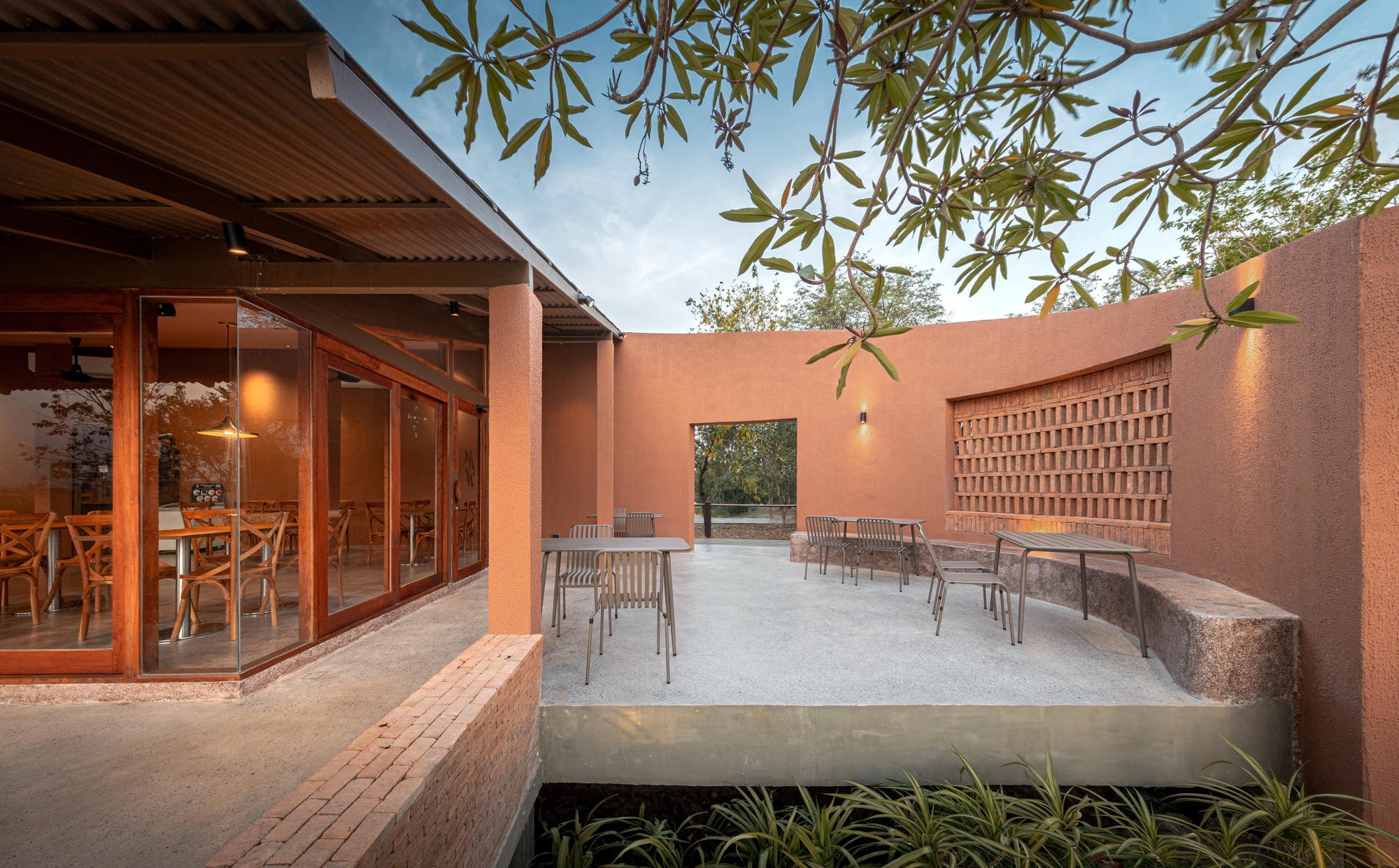 Naya Restaurant Ayutthaya / BodinChapa Architects
